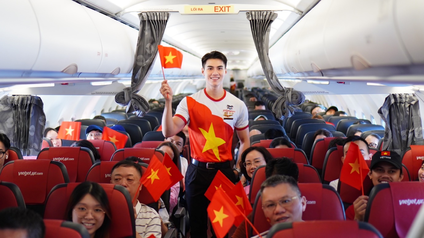 Sắc đỏ Vietjet lan tỏa niềm tự hào Việt Nam trên độ cao 10.000 m - Ảnh 4.