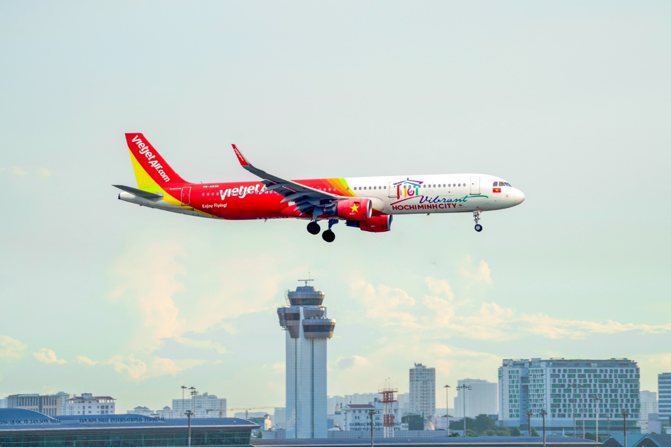 Sắc đỏ Vietjet lan tỏa niềm tự hào Việt Nam trên độ cao 10.000 m - Ảnh 5.