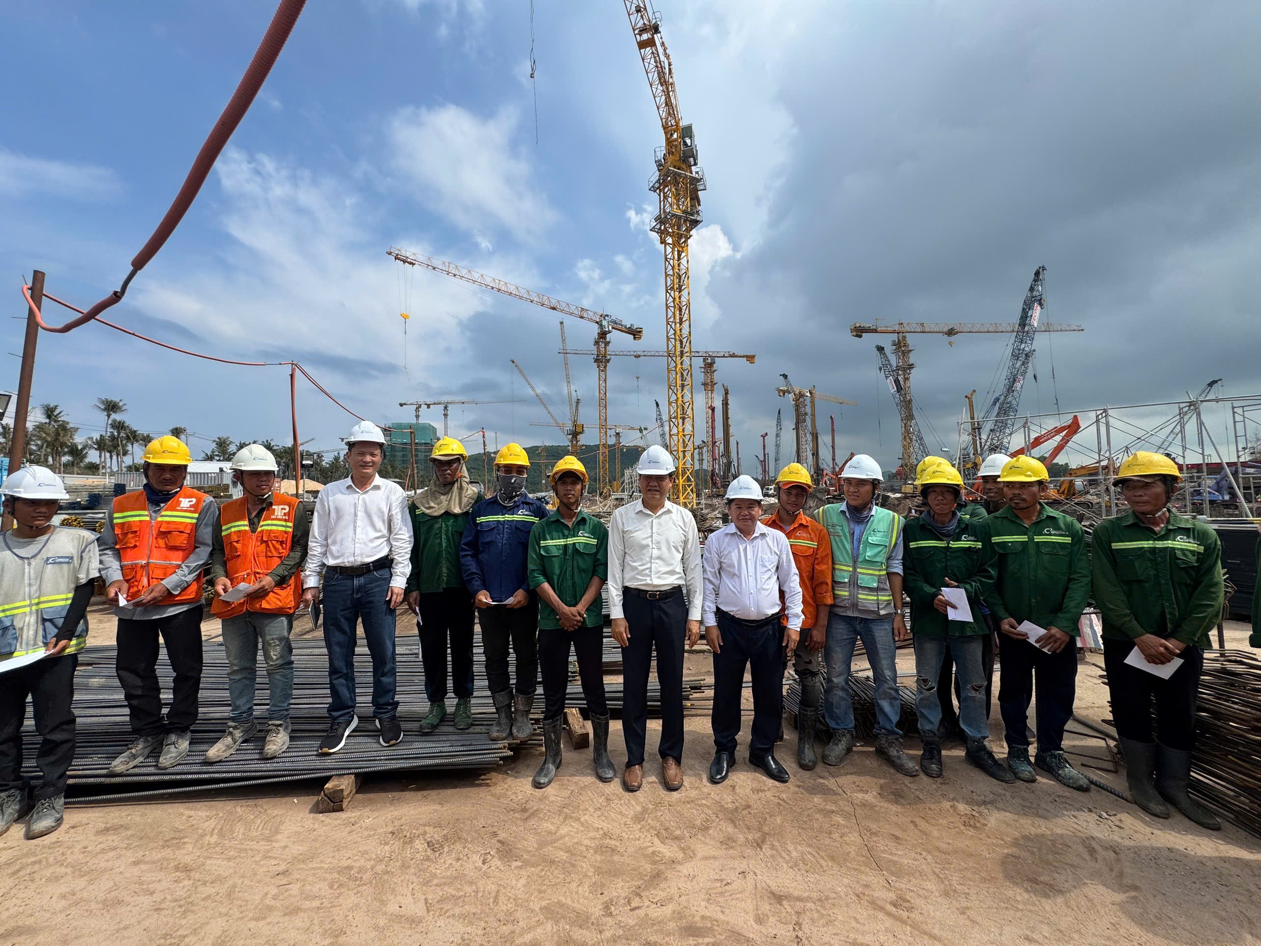 Bí thư đặc khu Phú Quốc thăm và tặng quà cho công nhân làm việc xuyên lễ 30-4 - Ảnh 3.