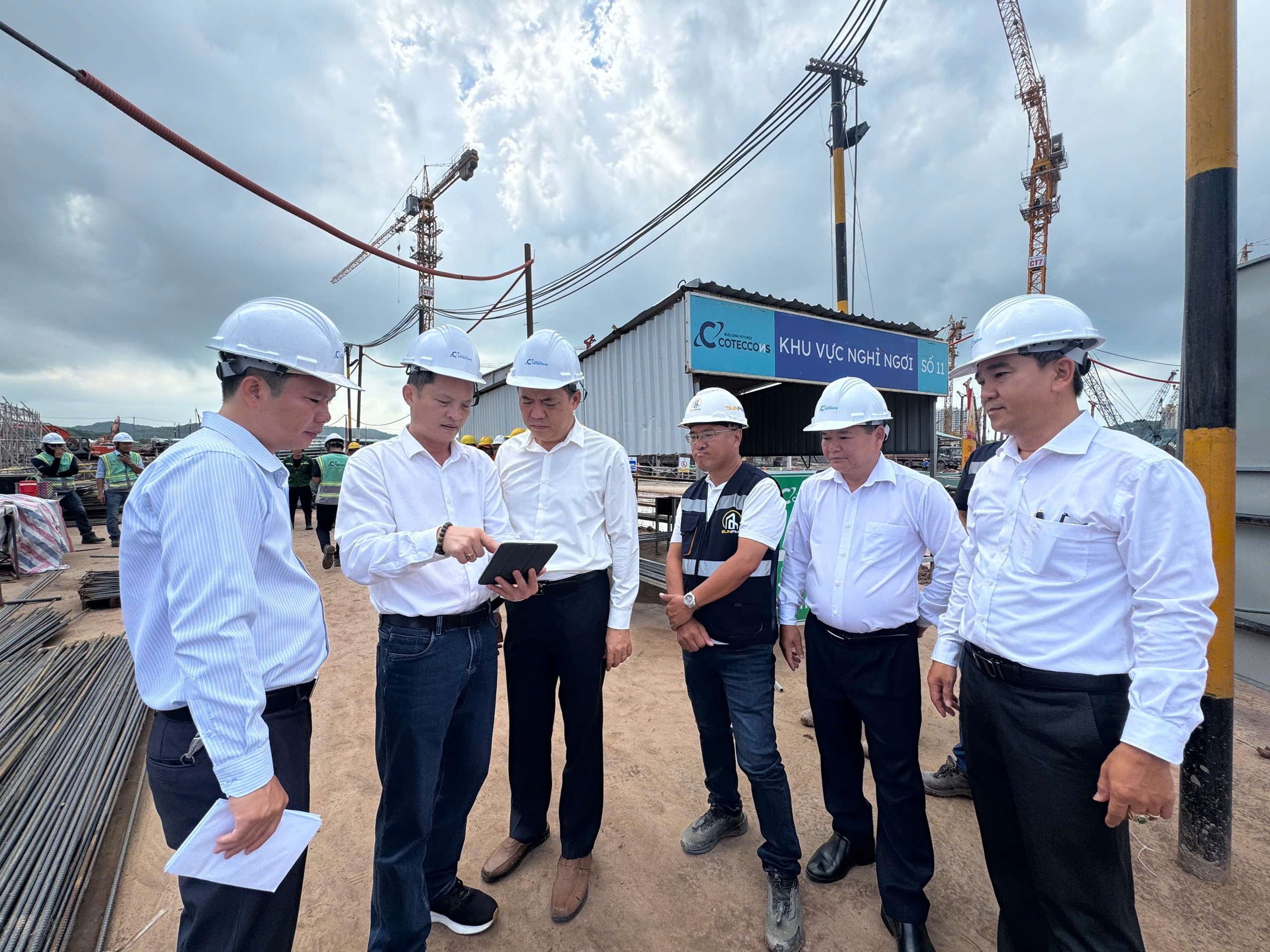 Bí thư đặc khu Phú Quốc thăm và tặng quà cho công nhân làm việc xuyên lễ 30-4 - Ảnh 1.