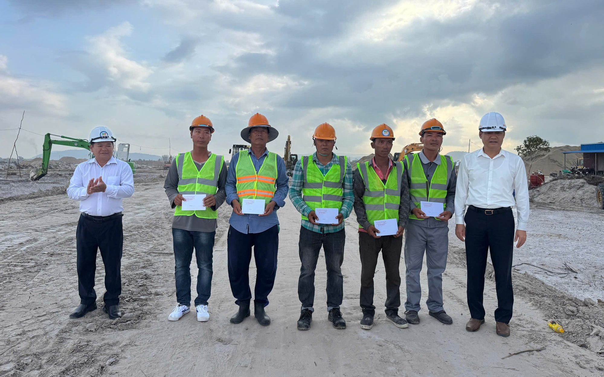 Chủ tịch Ph&uacute; Quốc n&oacute;i về &ldquo;t&igrave;nh v&agrave; l&yacute;&rdquo; trong việc cưỡng chế vi phạm đất đai - Ảnh 4.