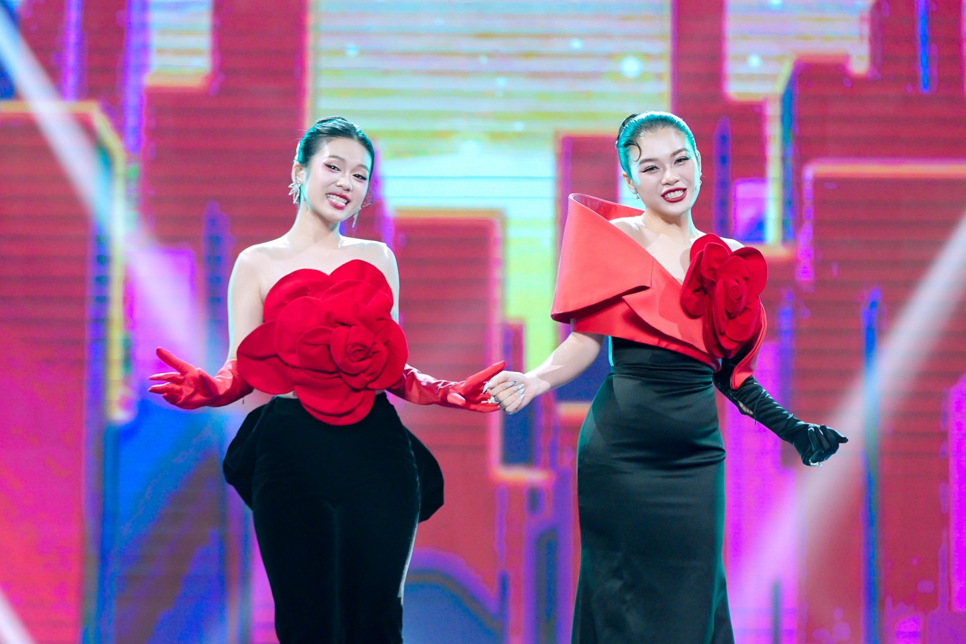 Trân Oanh – Thủy Tiên đăng quang 
