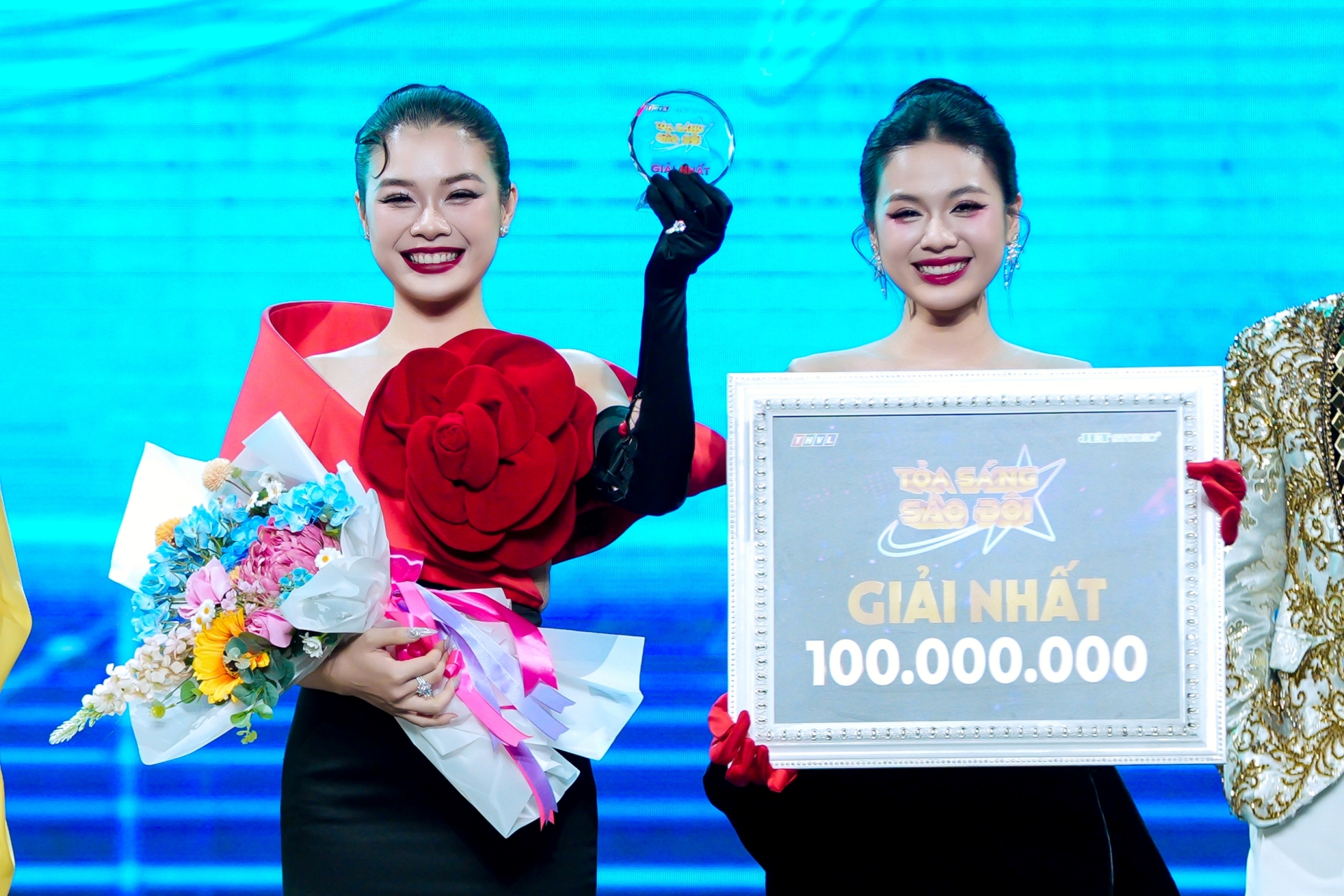 Trân Oanh – Thủy Tiên đăng quang 