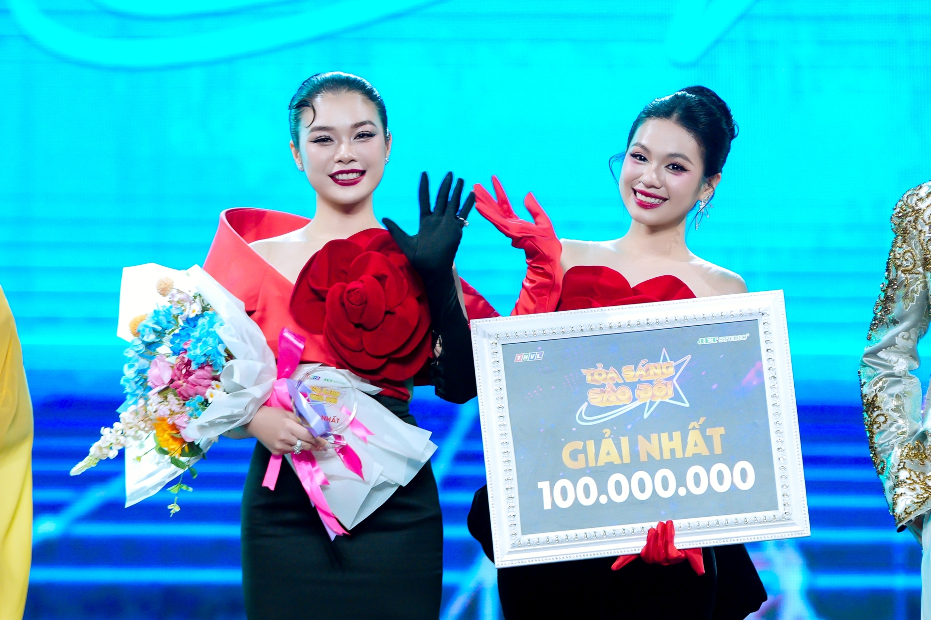 Trân Oanh – Thủy Tiên đăng quang 