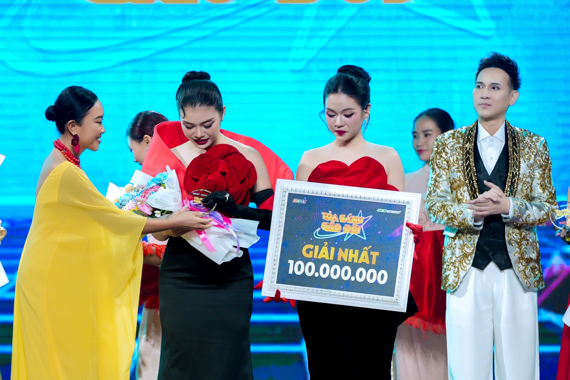 Trân Oanh – Thủy Tiên đăng quang 