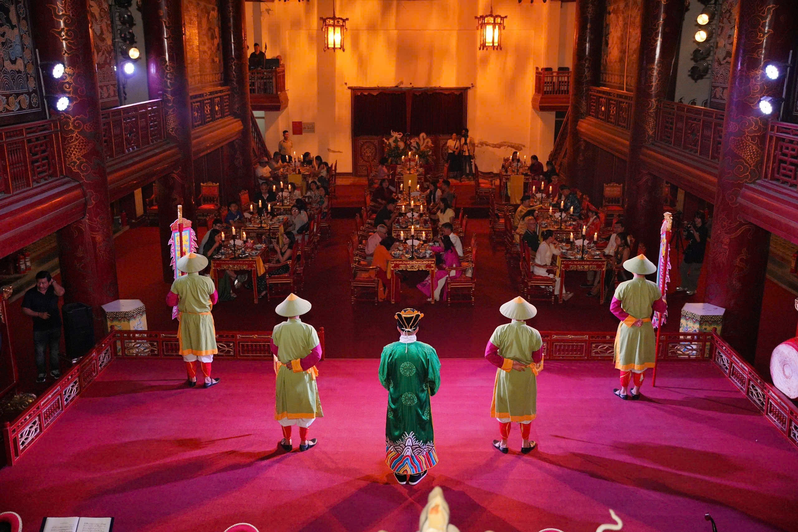 C&oacute; g&igrave; trong bữa ăn "Dạ tiệc ho&agrave;ng cung" với gi&aacute; 1,7 triệu đồng mỗi người? - Ảnh 11.