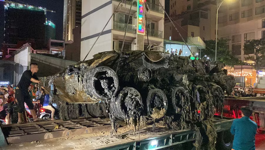 Cận cảnh trục vớt xác xe tăng vùi sâu dưới bãi biển Quy Nhơn - Ảnh 19.