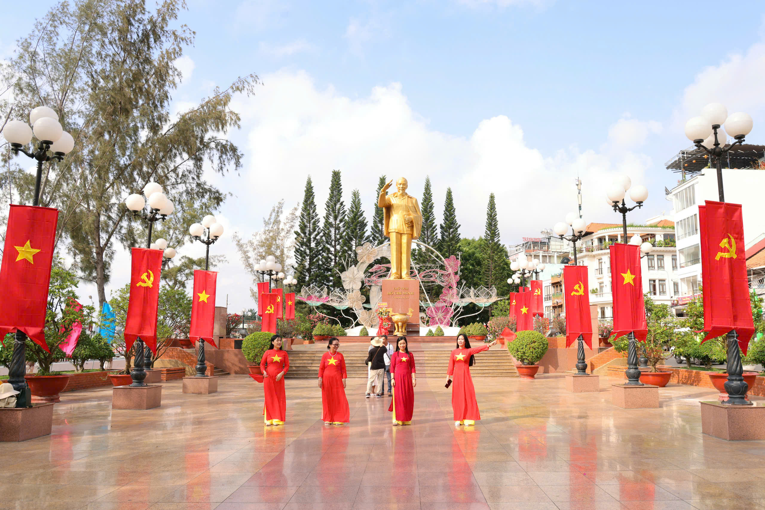 Cần Thơ rực rỡ mừng ng&agrave;y thống nhất đất nước 30 - 4 đầy tự h&agrave;o - Ảnh 9.