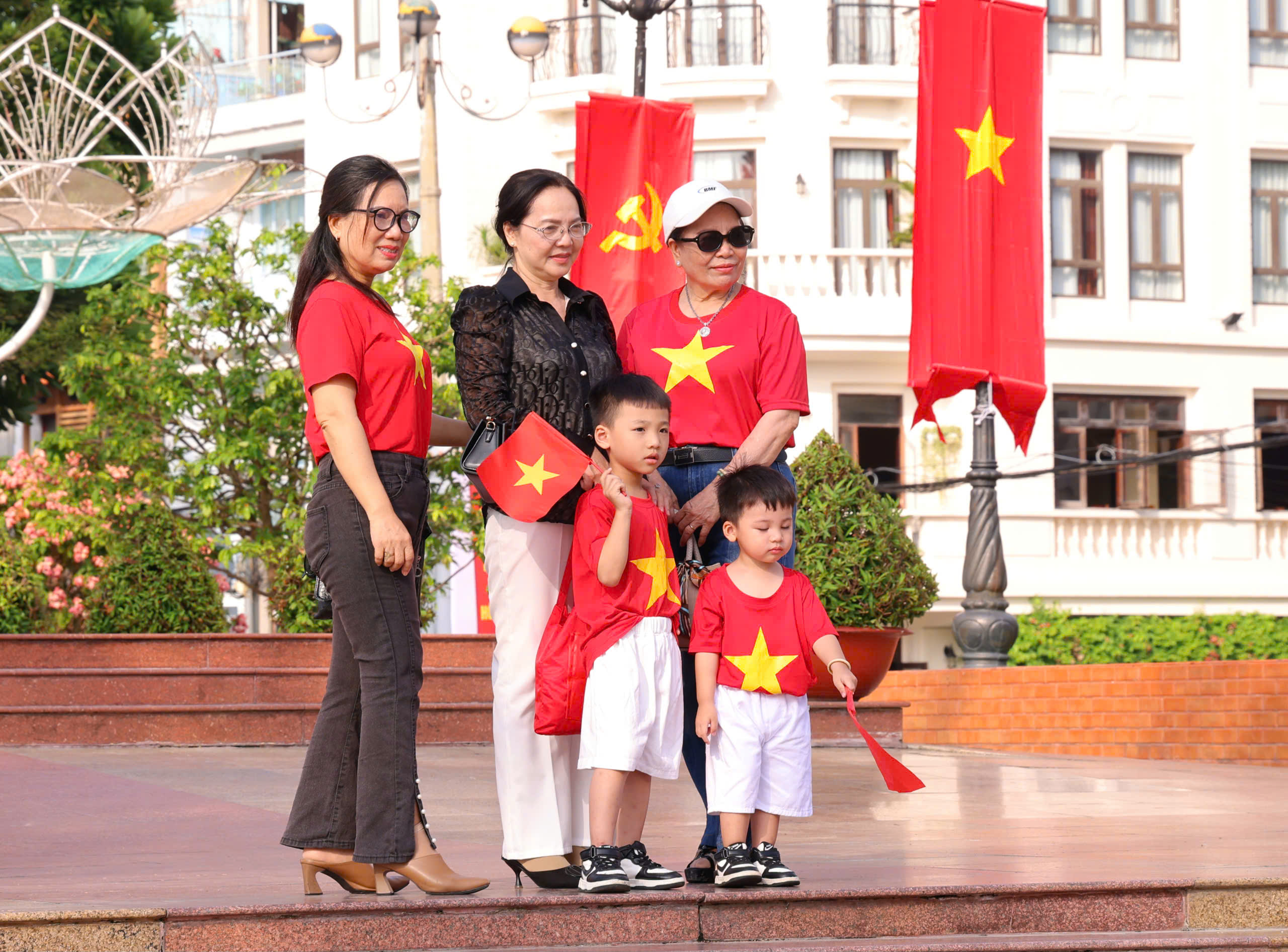 Cần Thơ rực rỡ mừng ng&agrave;y thống nhất đất nước 30 - 4 đầy tự h&agrave;o - Ảnh 5.