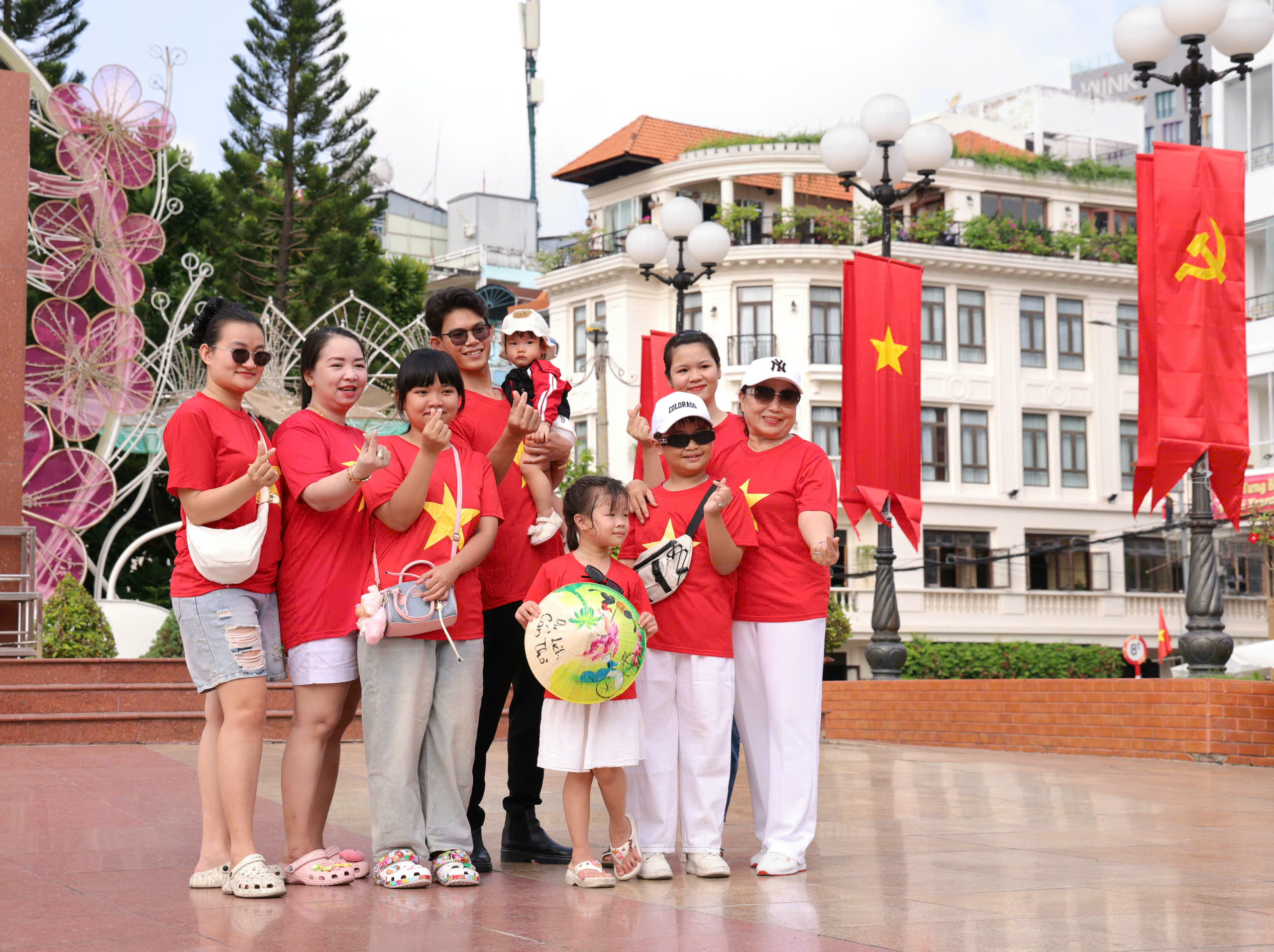 Cần Thơ rực rỡ mừng ng&agrave;y thống nhất đất nước 30 - 4 đầy tự h&agrave;o - Ảnh 16.