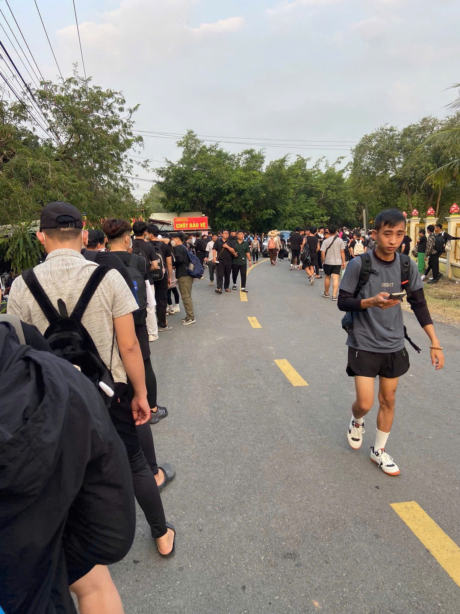 H&agrave;ng trăm người chinh phục n&uacute;i B&agrave; Đen trong ng&agrave;y 30 - 4 tại T&acirc;y Ninh - Ảnh 2.