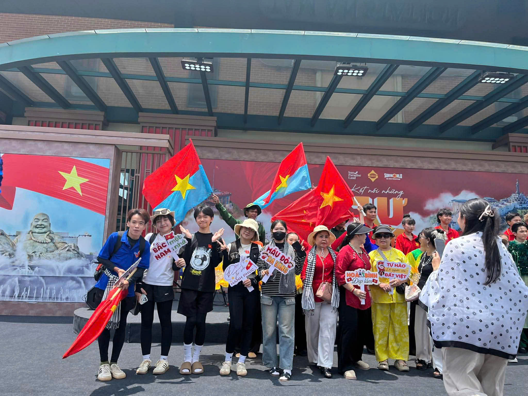 H&agrave;ng trăm người chinh phục n&uacute;i B&agrave; Đen trong ng&agrave;y 30 - 4 tại T&acirc;y Ninh - Ảnh 8.