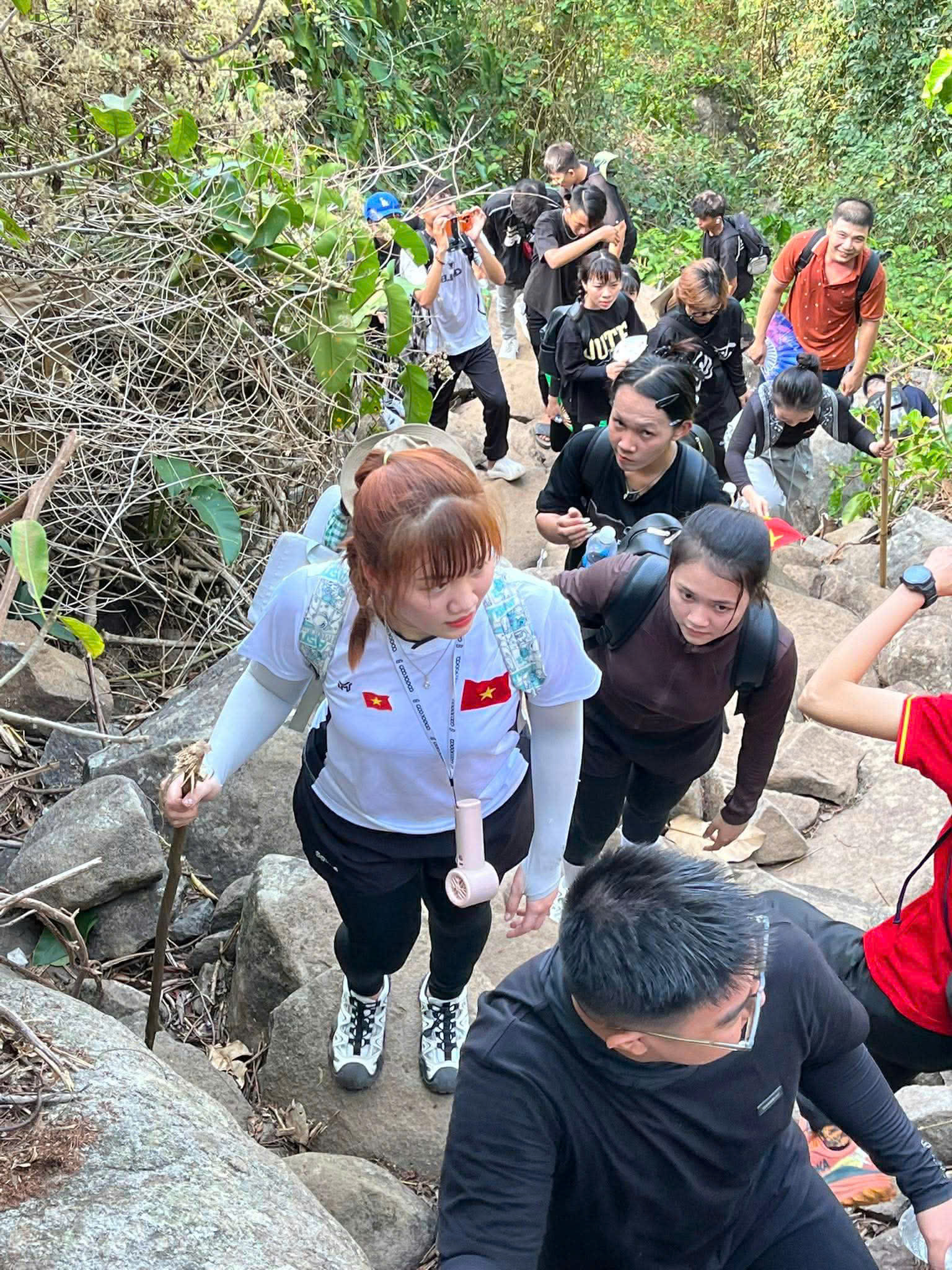 H&agrave;ng trăm người chinh phục n&uacute;i B&agrave; Đen trong ng&agrave;y 30 - 4 tại T&acirc;y Ninh - Ảnh 11.