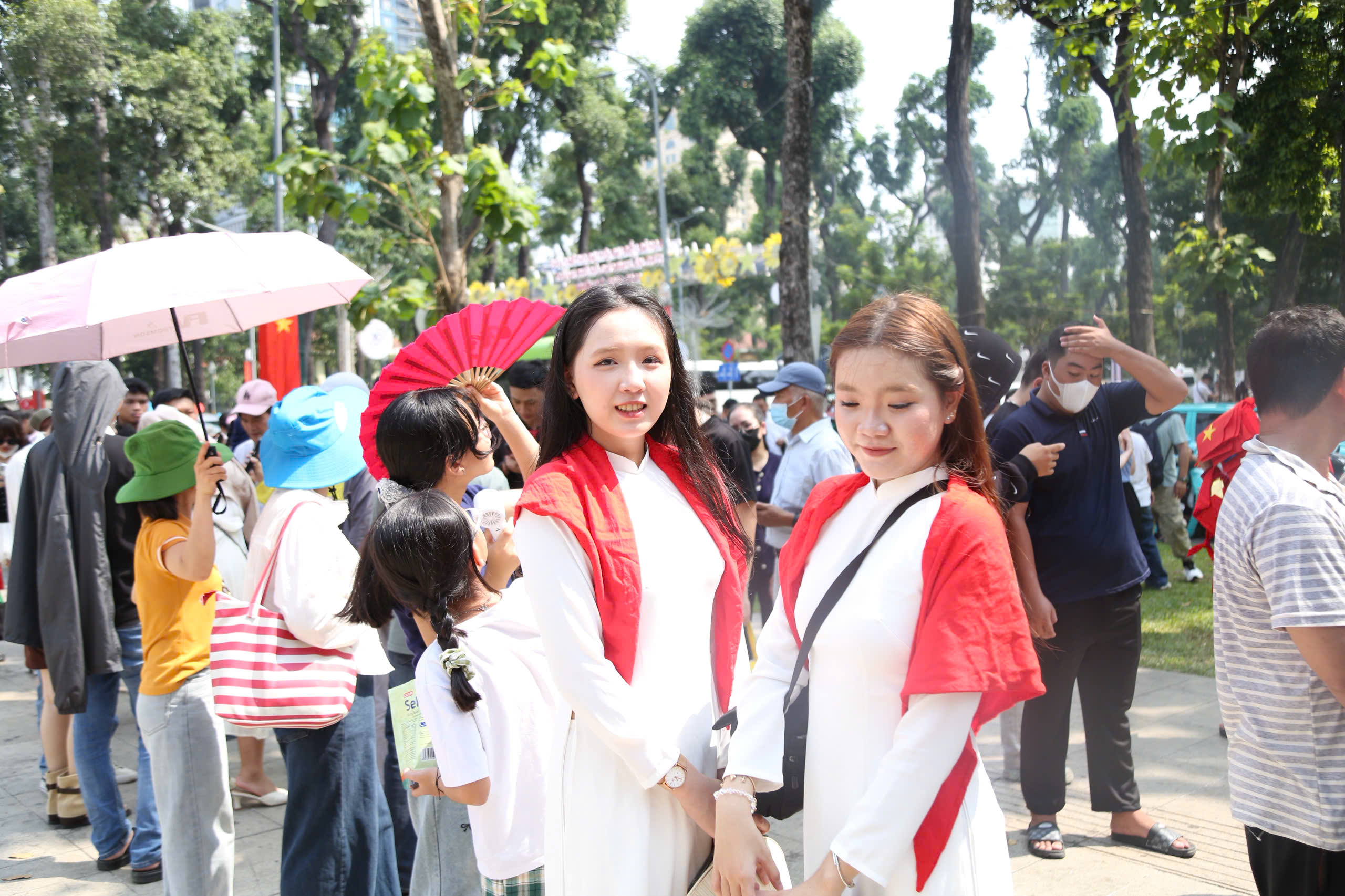 Người dân nô nức xuống phố, chờ xem bắn pháo hoa mừng lễ 30-4 - Ảnh 4.