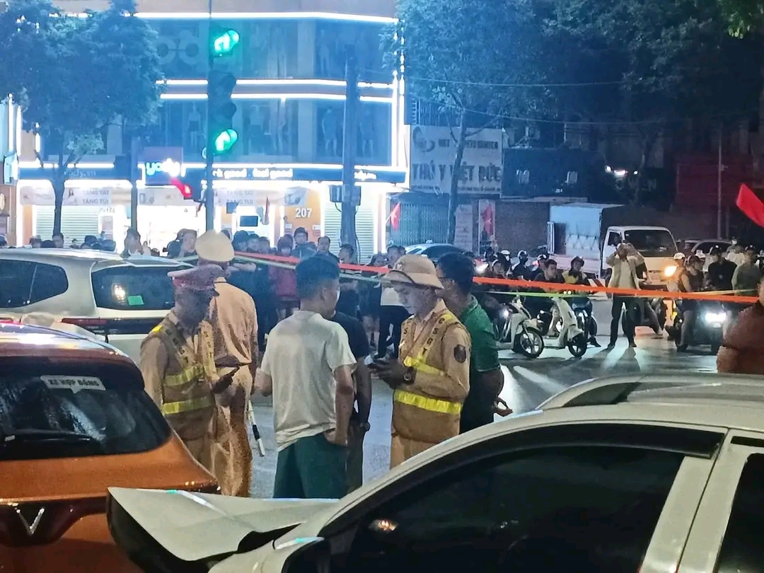 Tài xế Lexus tông hàng loạt ô tô và xe máy bị khởi tố - Ảnh 1.