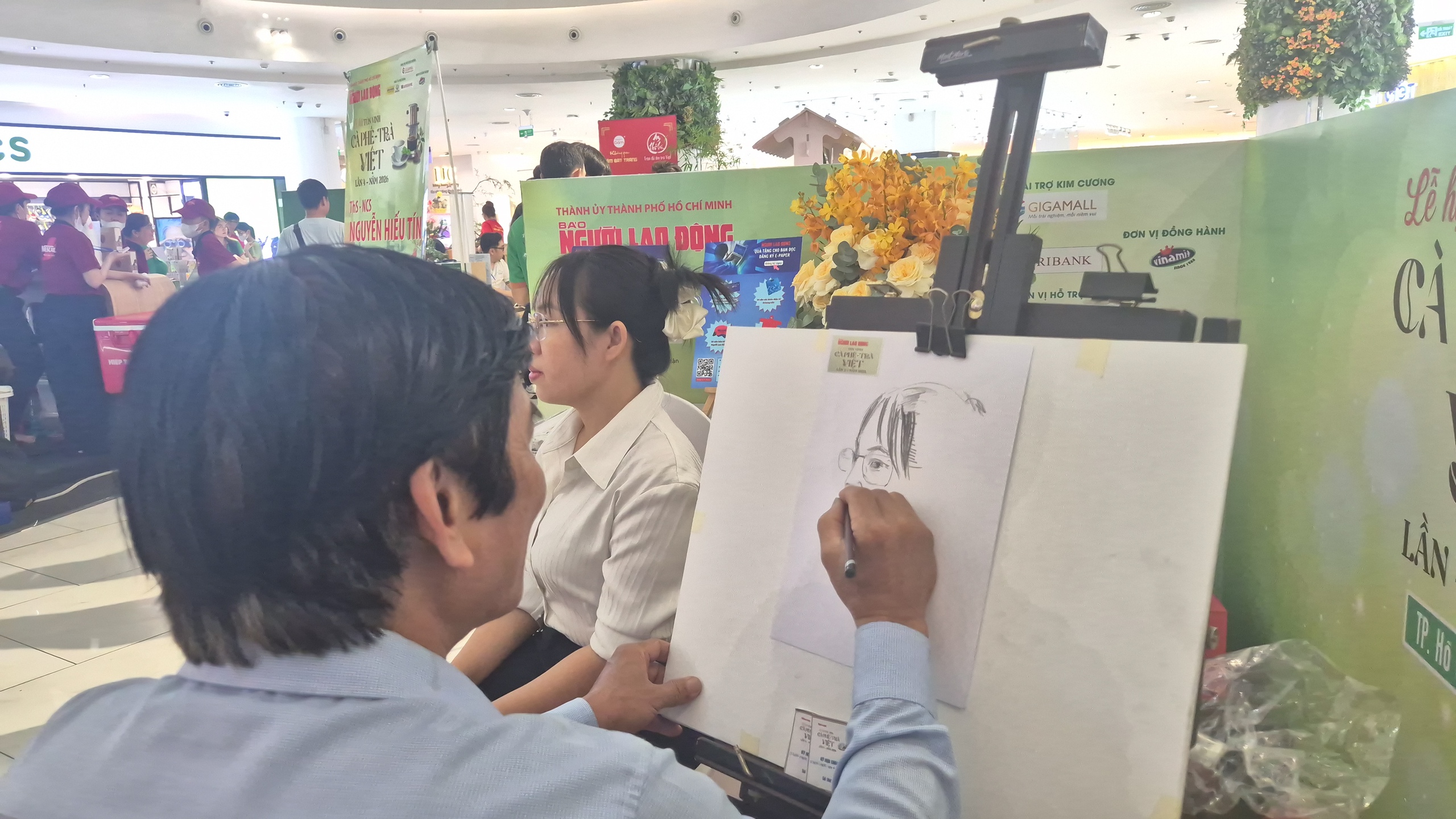 Họa sĩ Lê Sa Long hút khách tại Lễ hội Tôn vinh Cà phê - Trà Việt 2026 - Ảnh 9.