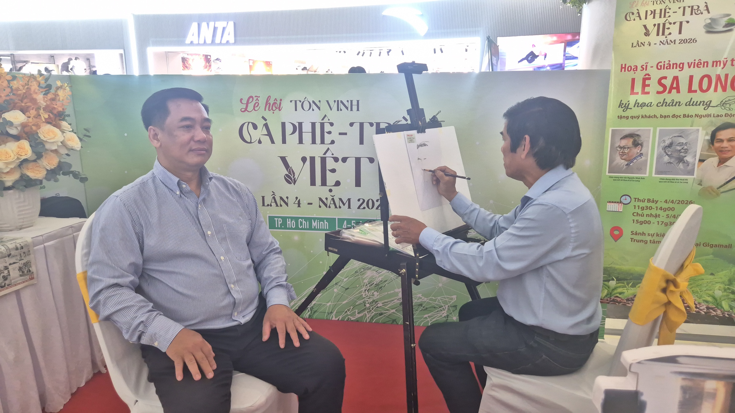 Họa sĩ Lê Sa Long hút khách tại Lễ hội Tôn vinh Cà phê - Trà Việt 2026 - Ảnh 7.