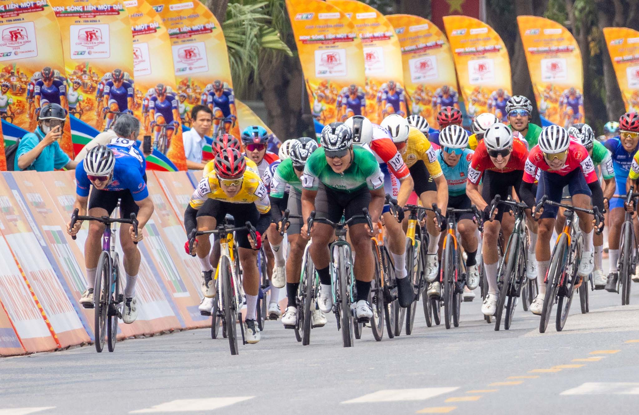Tay đua Trần Tuấn Kiệt mang chiến thắng về cho C&ocirc;ng An TP HCM ở chặng 2 C&uacute;p truyền h&igrave;nh TP HCM - Ảnh 7.