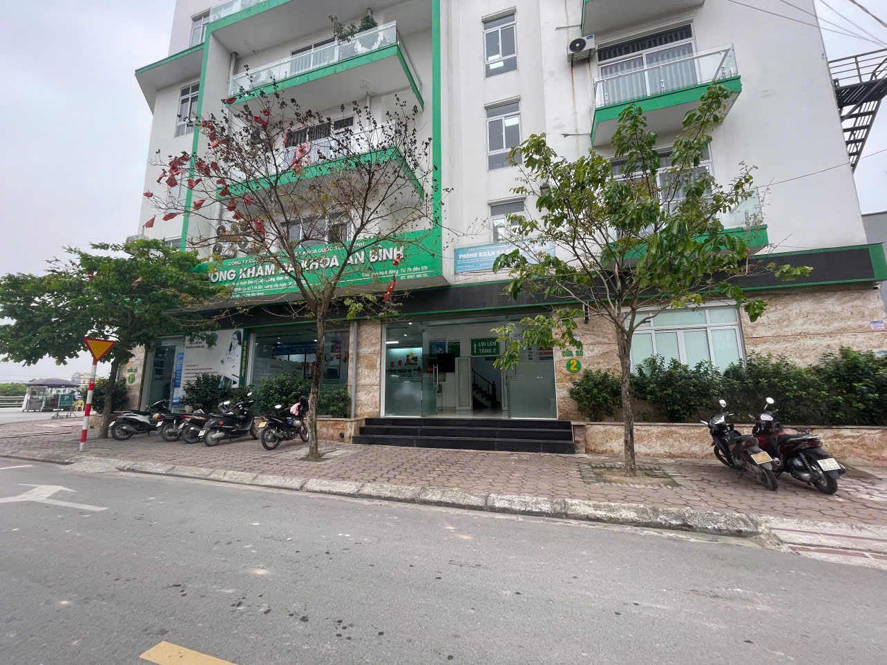 Làm giả tài liệu của cơ quan tổ chức, giám đốc, bác sĩ bị khởi tố - Ảnh 1.