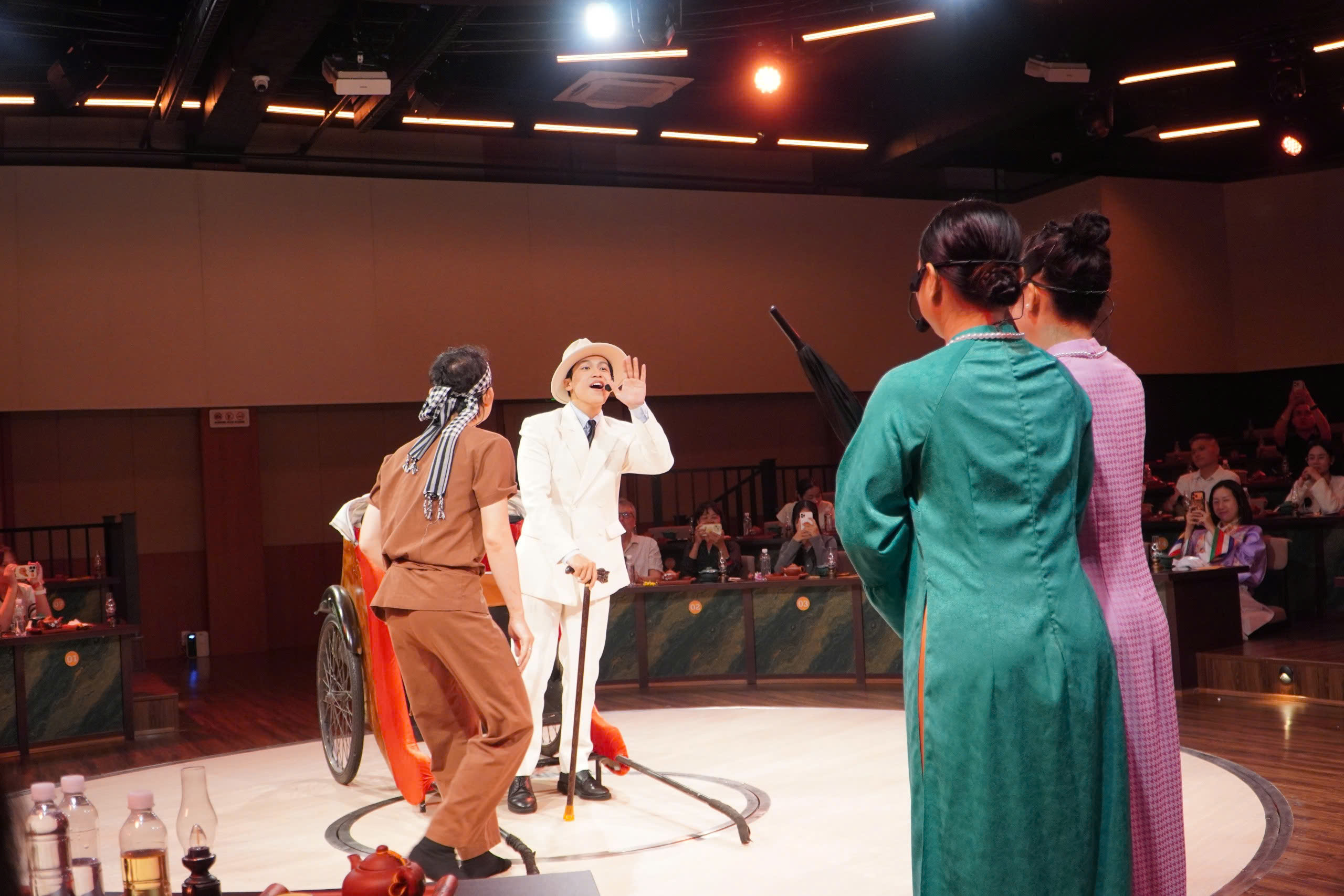 VIDEO: Show nghệ thuật, ẩm thực gần 2 triệu đồng ở trung t&acirc;m TPHCM c&oacute; g&igrave; đặc biệt? - Ảnh 6.