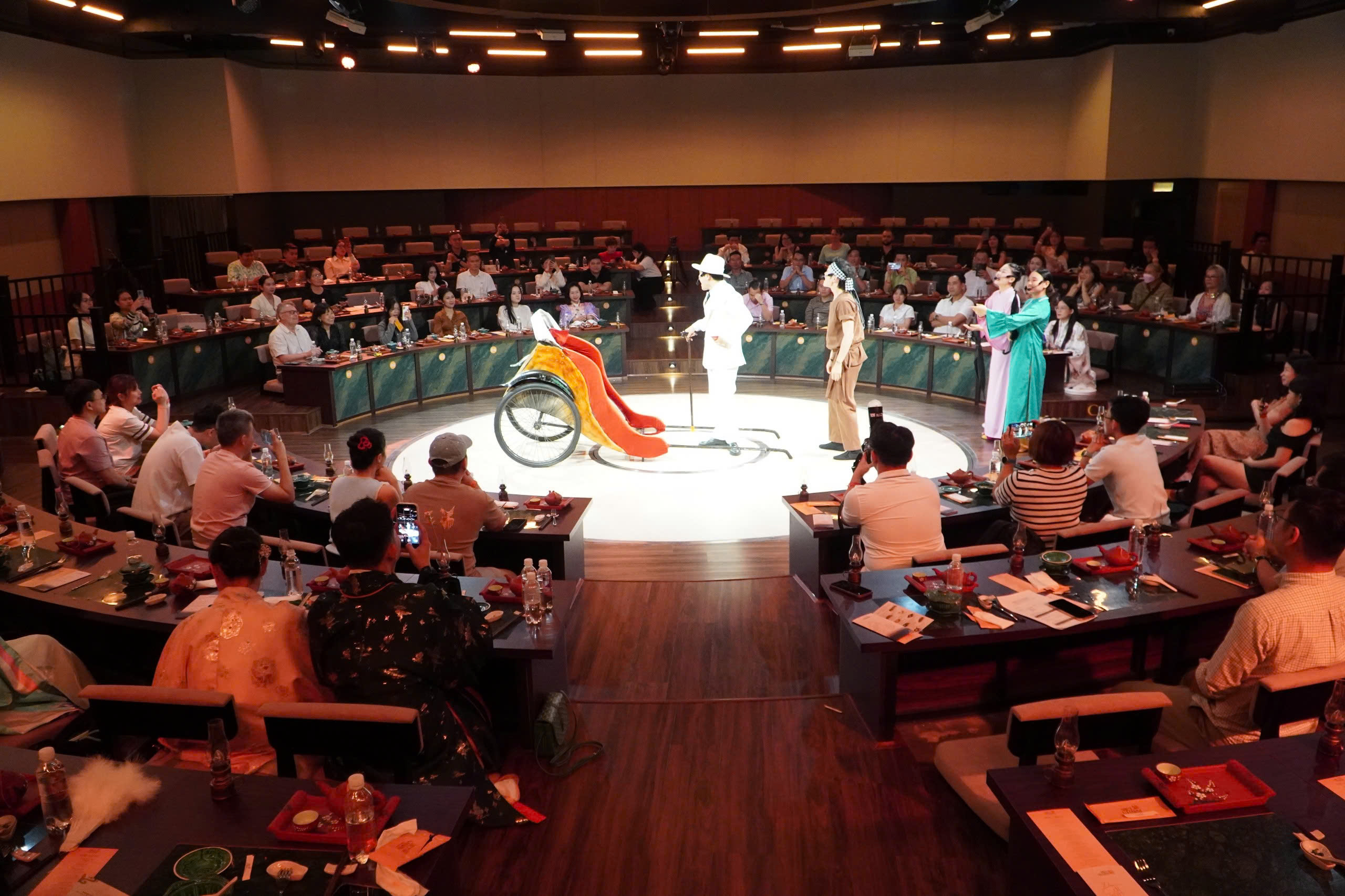 VIDEO: Show nghệ thuật, ẩm thực gần 2 triệu đồng ở trung t&acirc;m TPHCM c&oacute; g&igrave; đặc biệt? - Ảnh 1.