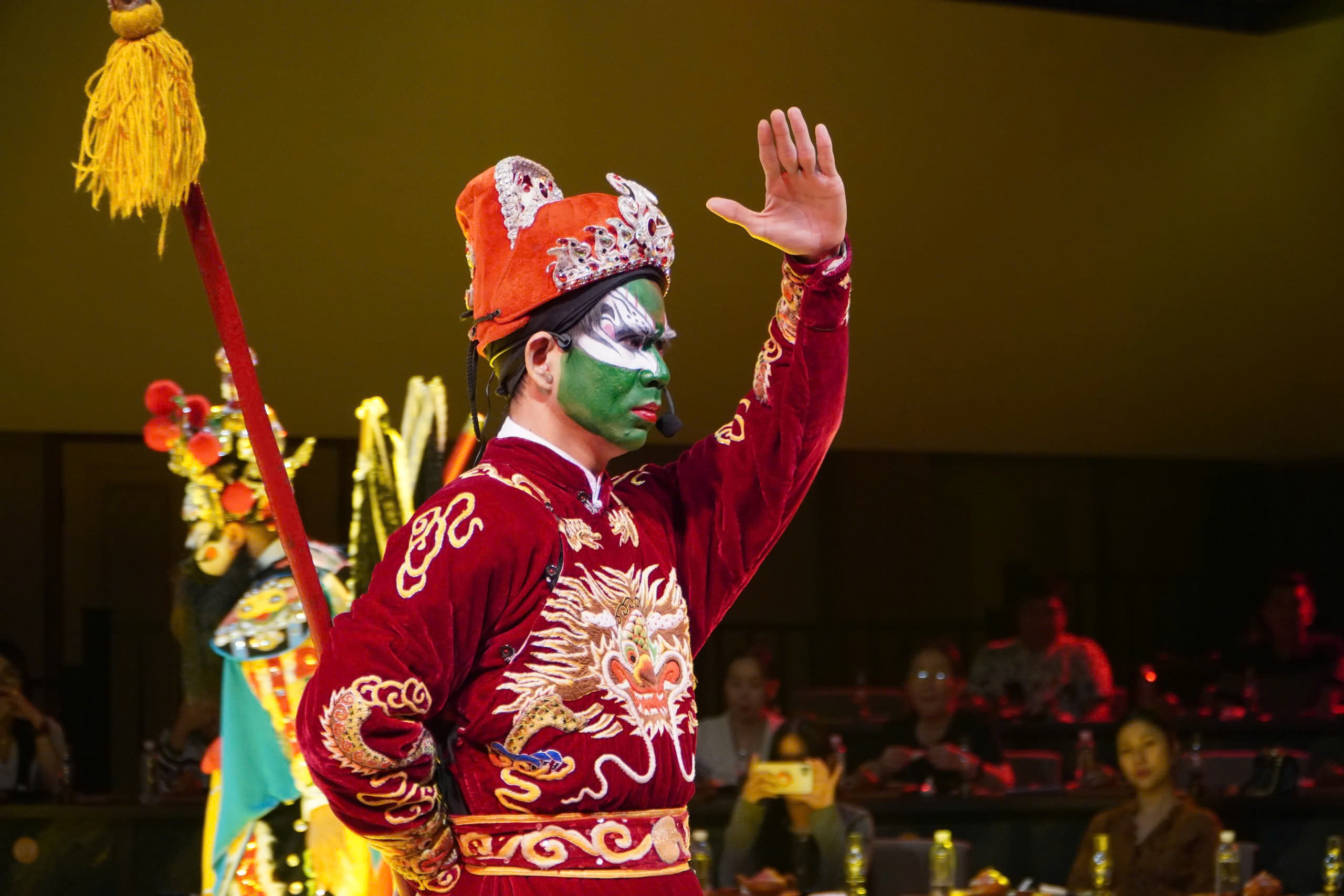 VIDEO: Show nghệ thuật, ẩm thực gần 2 triệu đồng ở trung t&acirc;m TPHCM c&oacute; g&igrave; đặc biệt? - Ảnh 8.