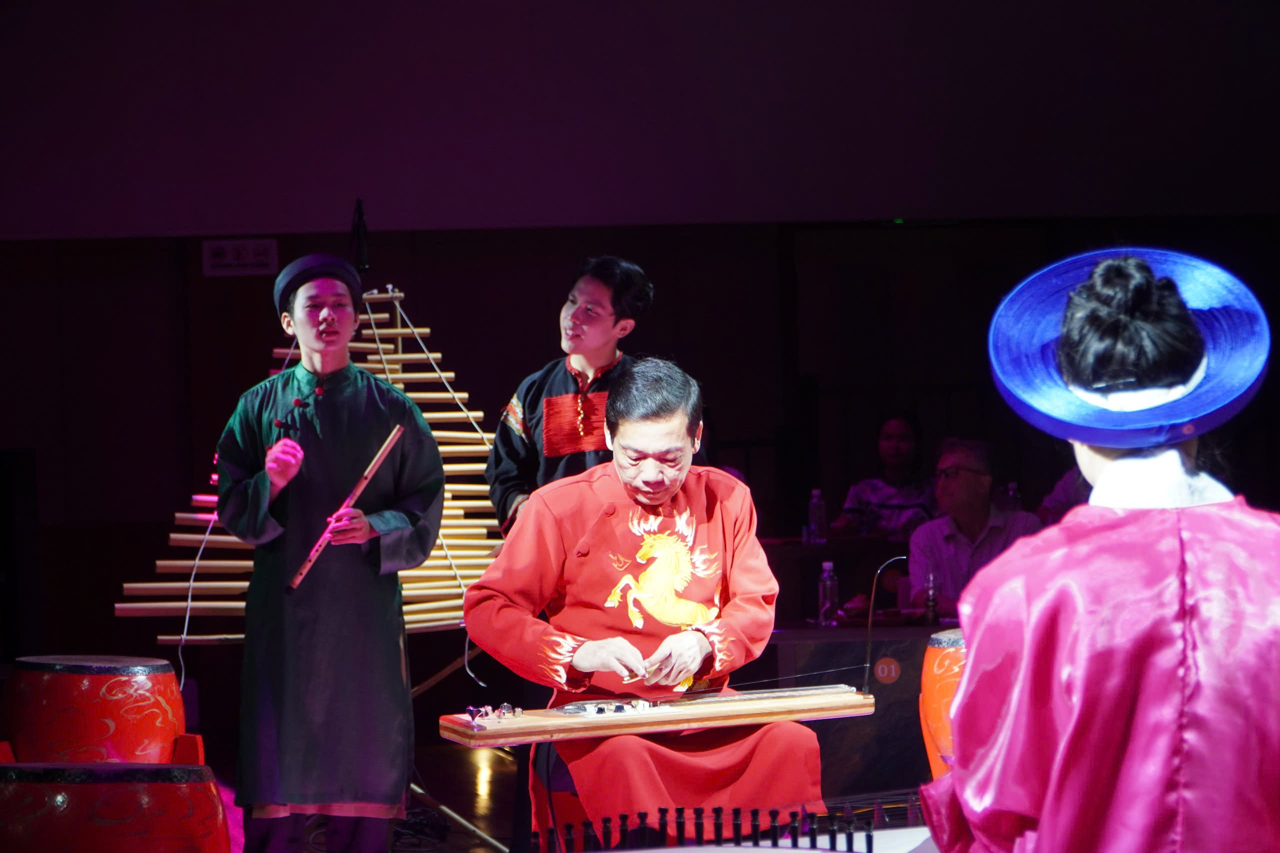 VIDEO: Show nghệ thuật, ẩm thực gần 2 triệu đồng ở trung t&acirc;m TPHCM c&oacute; g&igrave; đặc biệt? - Ảnh 7.