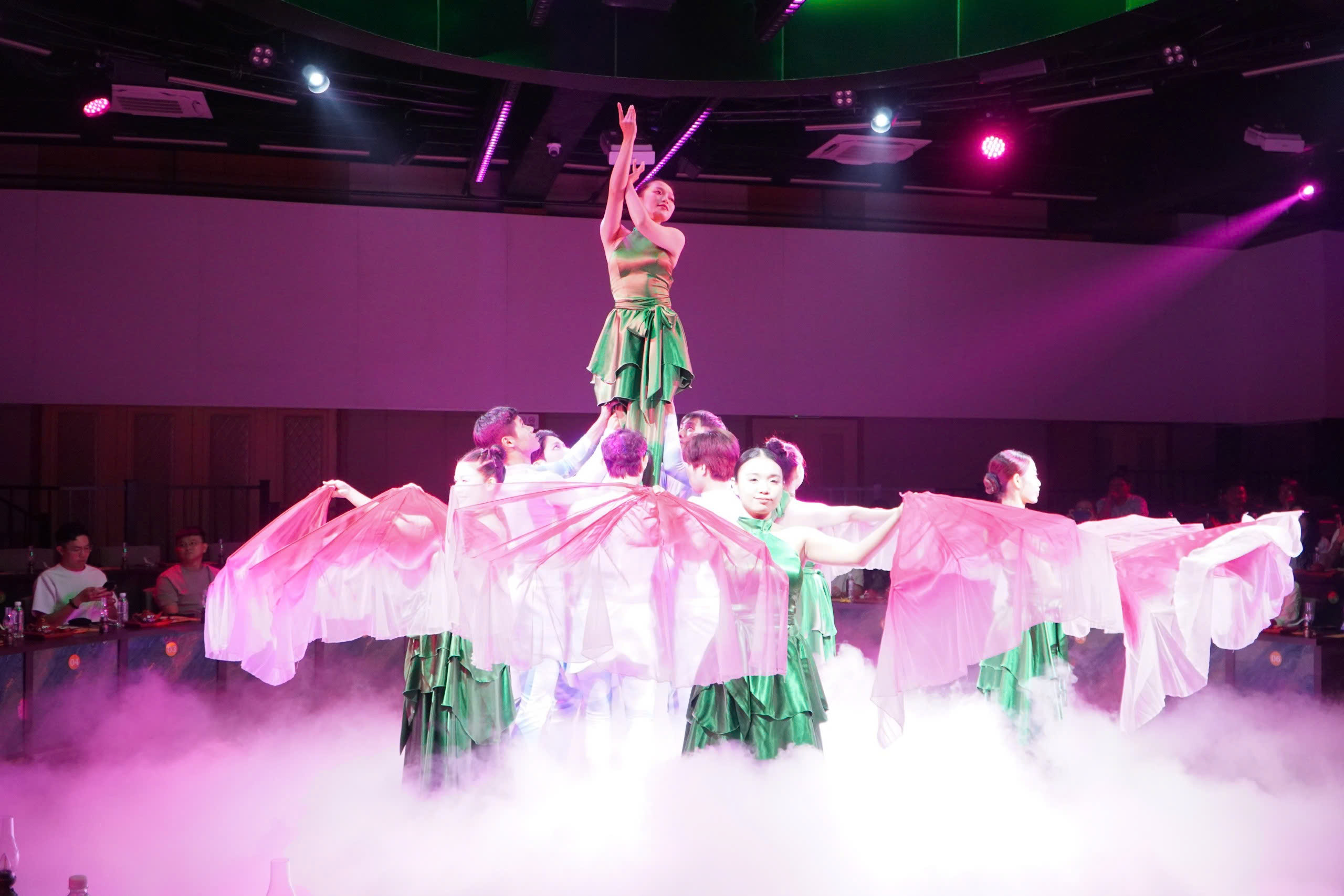 VIDEO: Show nghệ thuật, ẩm thực gần 2 triệu đồng ở trung t&acirc;m TPHCM c&oacute; g&igrave; đặc biệt? - Ảnh 2.