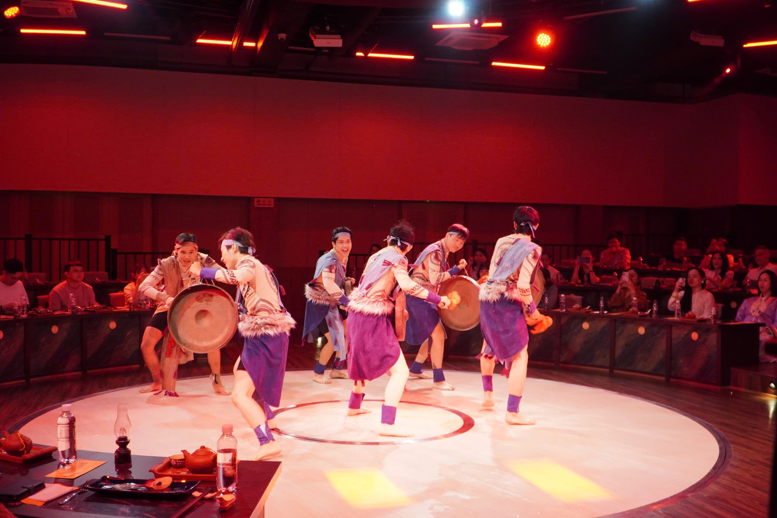 VIDEO: Show nghệ thuật, ẩm thực gần 2 triệu đồng ở trung t&acirc;m TPHCM c&oacute; g&igrave; đặc biệt? - Ảnh 4.