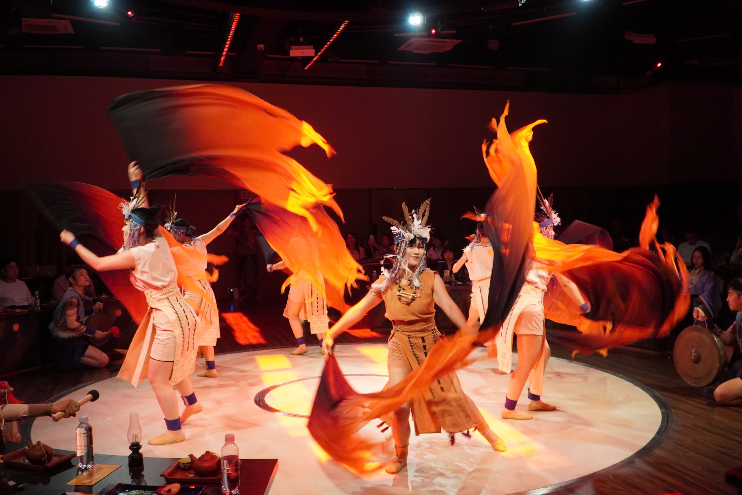 VIDEO: Show nghệ thuật, ẩm thực gần 2 triệu đồng ở trung t&acirc;m TPHCM c&oacute; g&igrave; đặc biệt? - Ảnh 3.