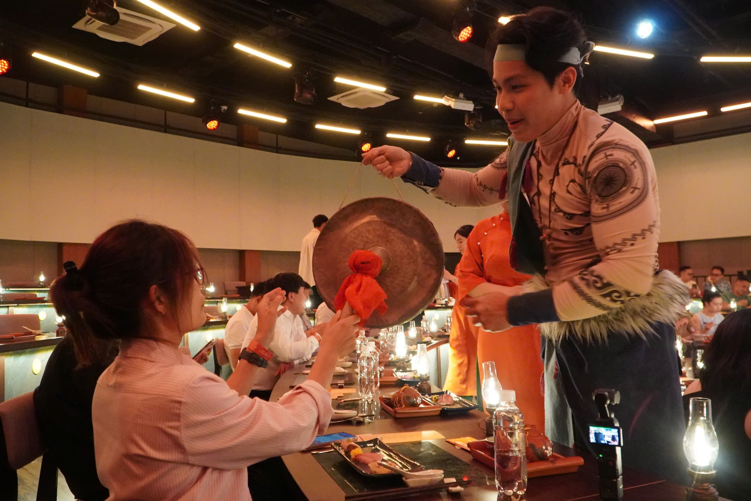 VIDEO: Show nghệ thuật, ẩm thực gần 2 triệu đồng ở trung t&acirc;m TPHCM c&oacute; g&igrave; đặc biệt? - Ảnh 9.