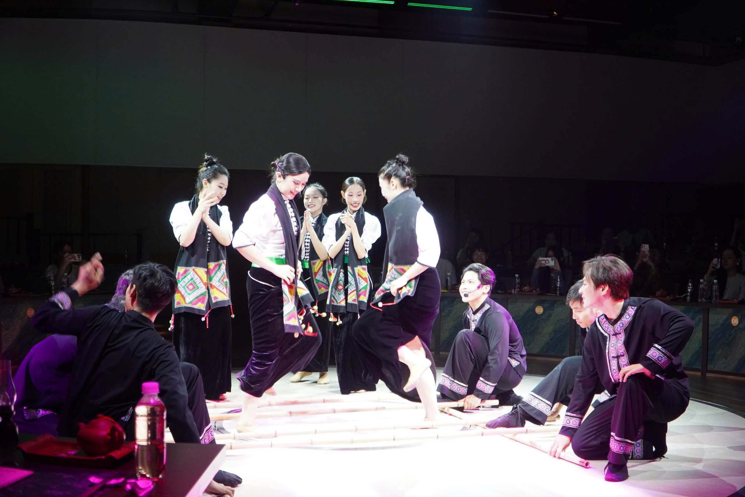 VIDEO: Show nghệ thuật, ẩm thực gần 2 triệu đồng ở trung t&acirc;m TPHCM c&oacute; g&igrave; đặc biệt? - Ảnh 5.