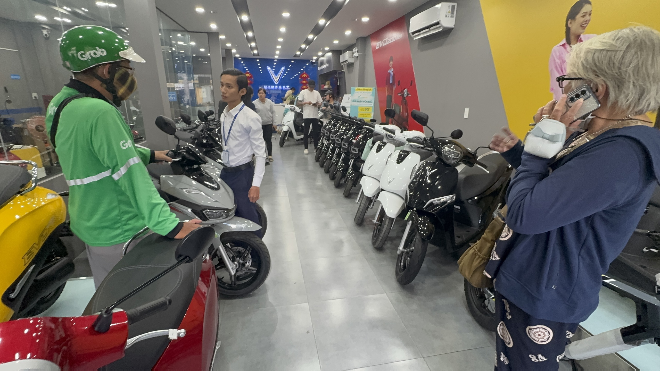 Tài xế xe công nghệ chuyển sang xe điện để tiết kiệm Chi phí xăng năm 2026 - Ảnh 1.