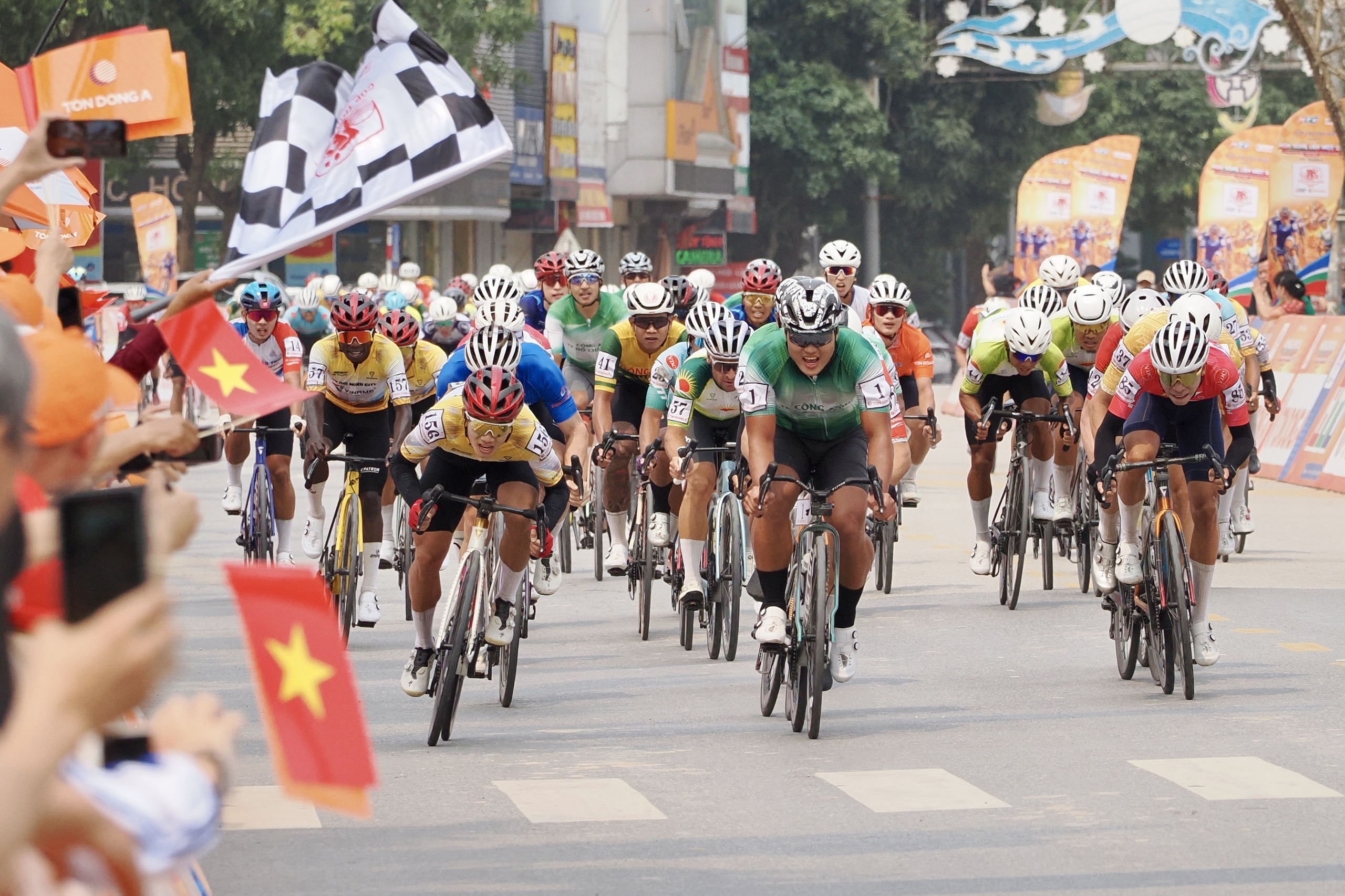 Tay đua Trần Tuấn Kiệt mang chiến thắng về cho C&ocirc;ng An TP HCM ở chặng 2 C&uacute;p truyền h&igrave;nh TP HCM - Ảnh 8.