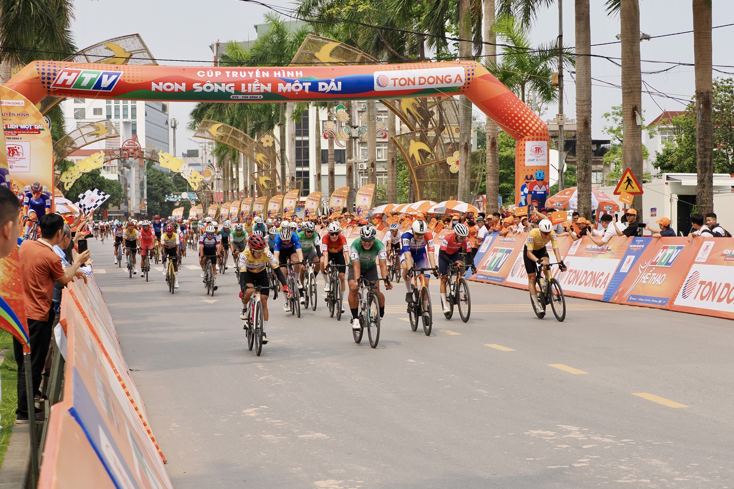 Tay đua Trần Tuấn Kiệt mang chiến thắng về cho C&ocirc;ng An TP HCM ở chặng 2 C&uacute;p truyền h&igrave;nh TP HCM - Ảnh 5.