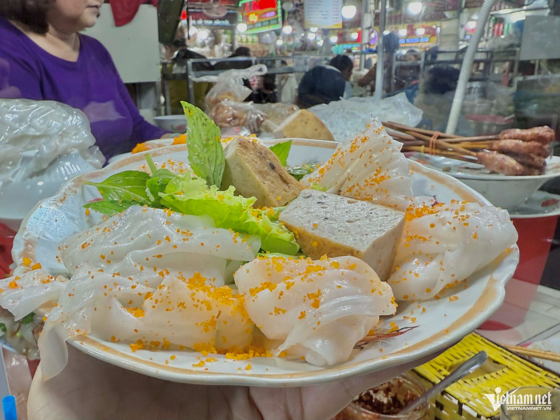 4 M&oacute;n b&aacute;nh đặc sản Huế gi&aacute; rẻ , kh&aacute;ch ăn chục chiếc chưa ch&aacute;n - Ảnh 2.