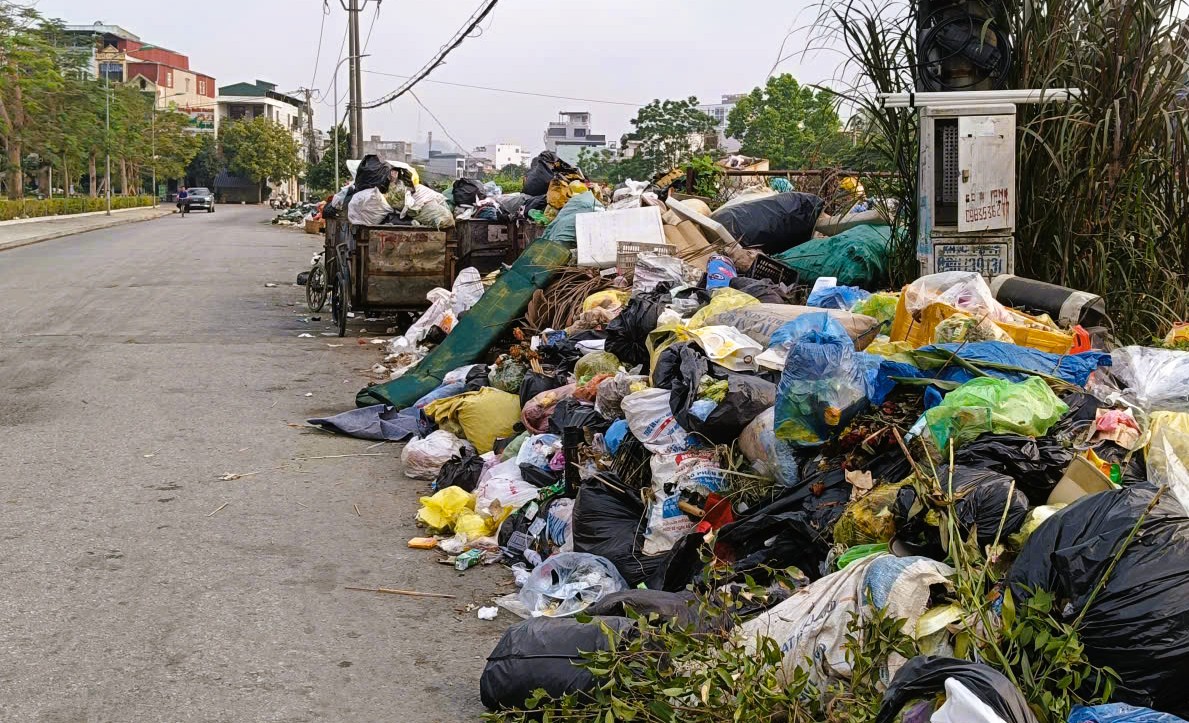 Rác thải sinh hoạt lại tràn ngập phố phường ở Thanh Hóa - Ảnh 1.