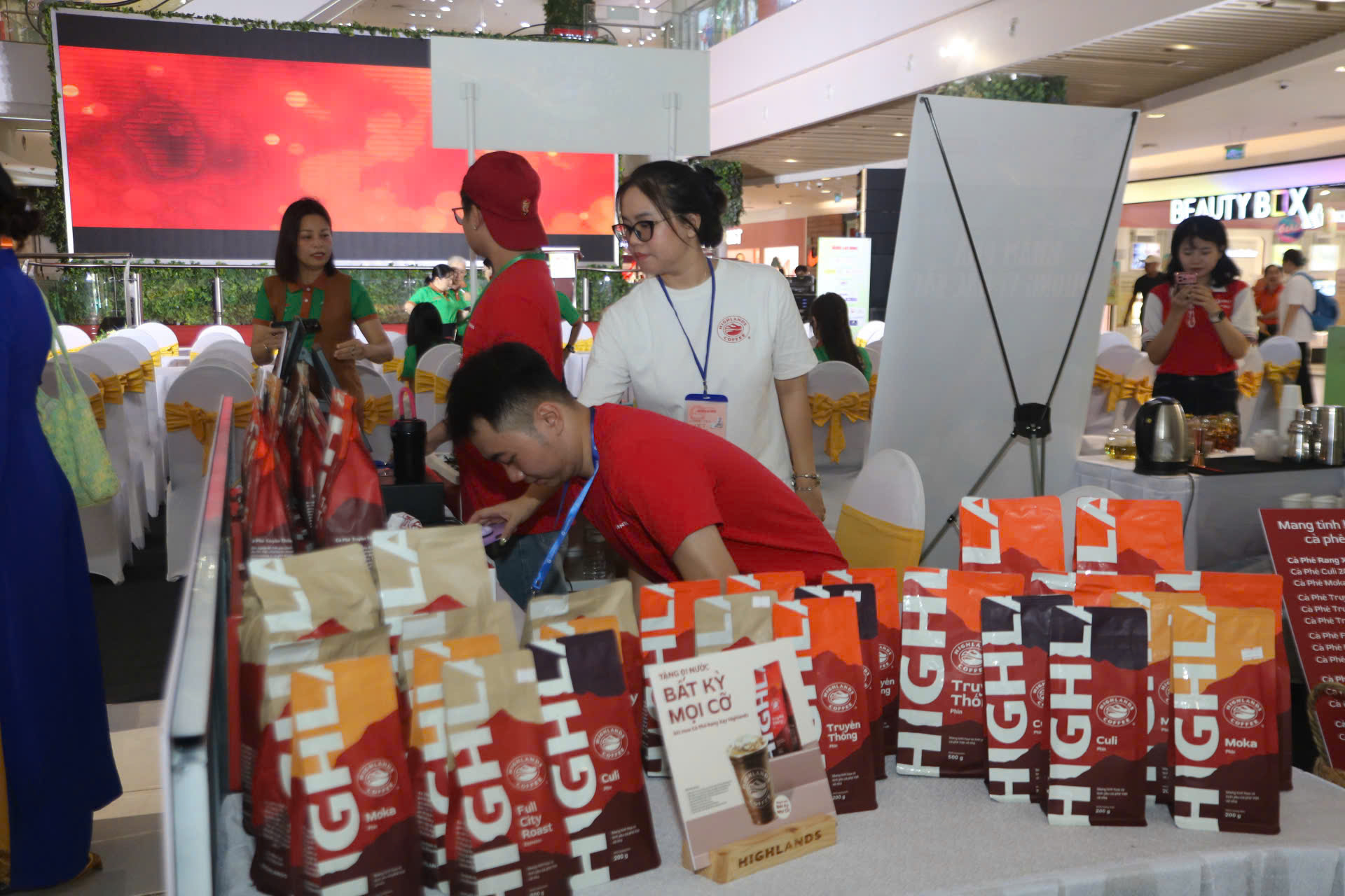 Kh&aacute;m ph&aacute; gian h&agrave;ng độc đ&aacute;o tại Lễ hội T&ocirc;n vinh c&agrave; ph&ecirc; - tr&agrave; Việt 2026 - Ảnh 12.