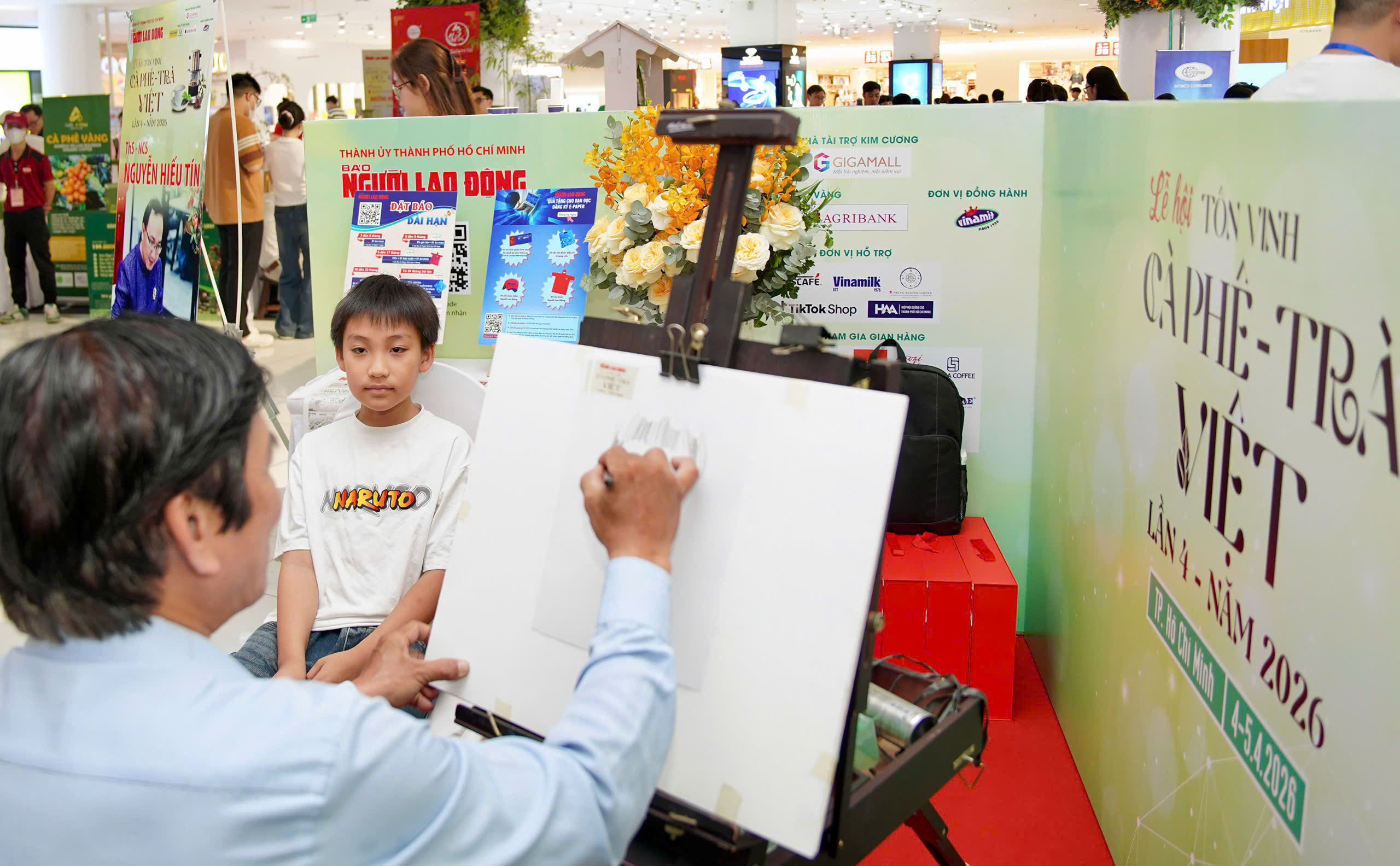 Họa sĩ Lê Sa Long hút khách tại Lễ hội Tôn vinh Cà phê - Trà Việt 2026 - Ảnh 5.