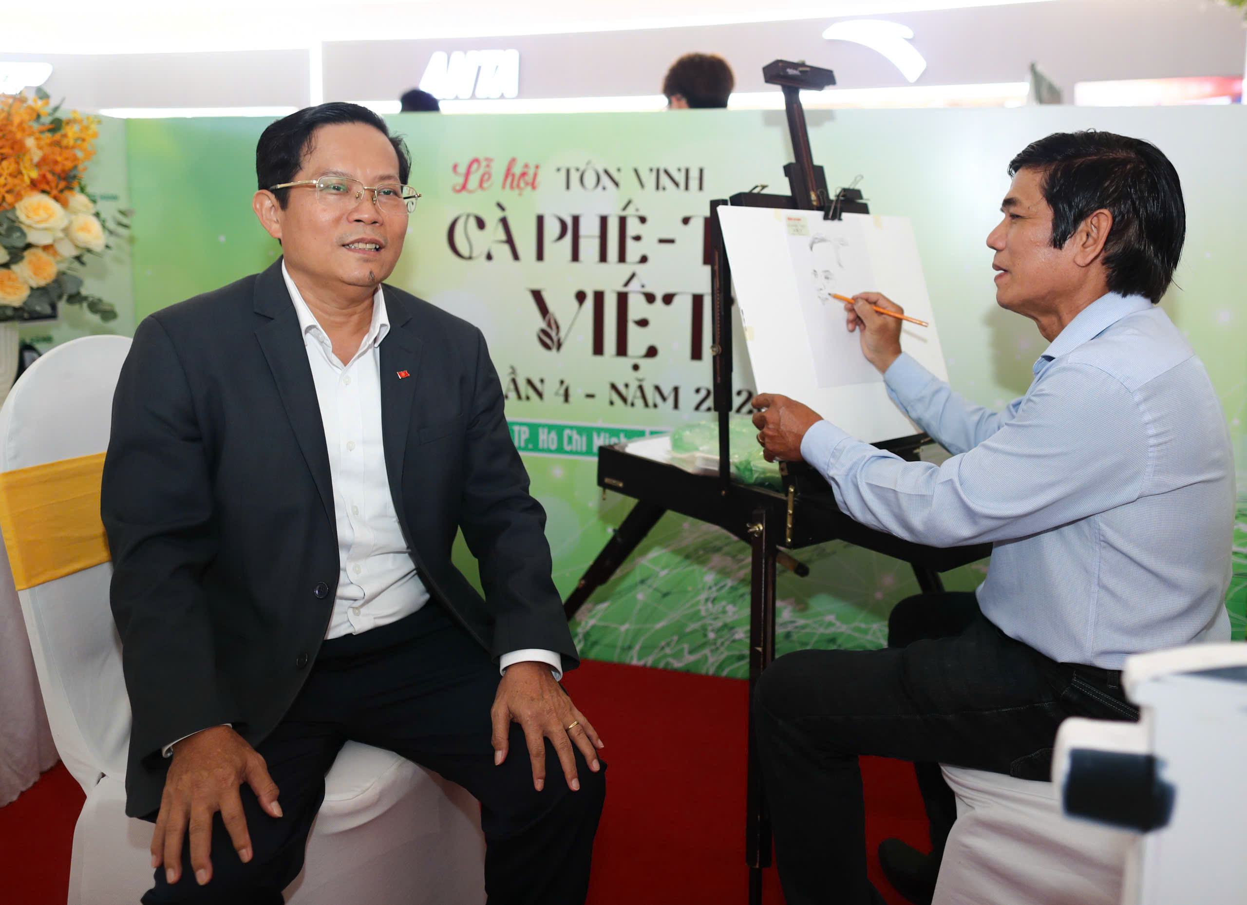 Họa sĩ Lê Sa Long hút khách tại Lễ hội Tôn vinh Cà phê - Trà Việt 2026 - Ảnh 1.