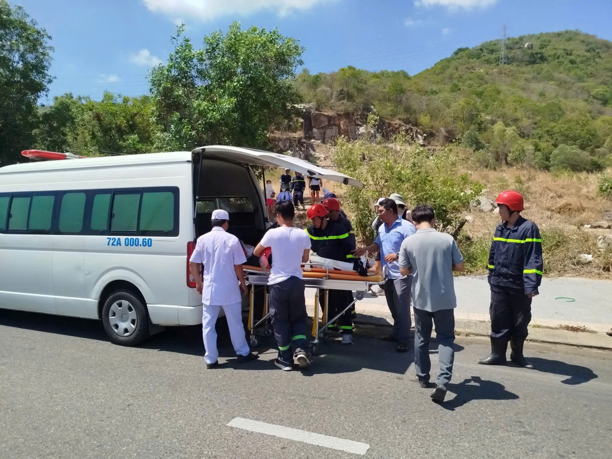 Đi bộ hơn 2km đường rừng, giải cứu nữ du khách Trung Quốc gặp nạn trên Núi Dinh - Ảnh 2.