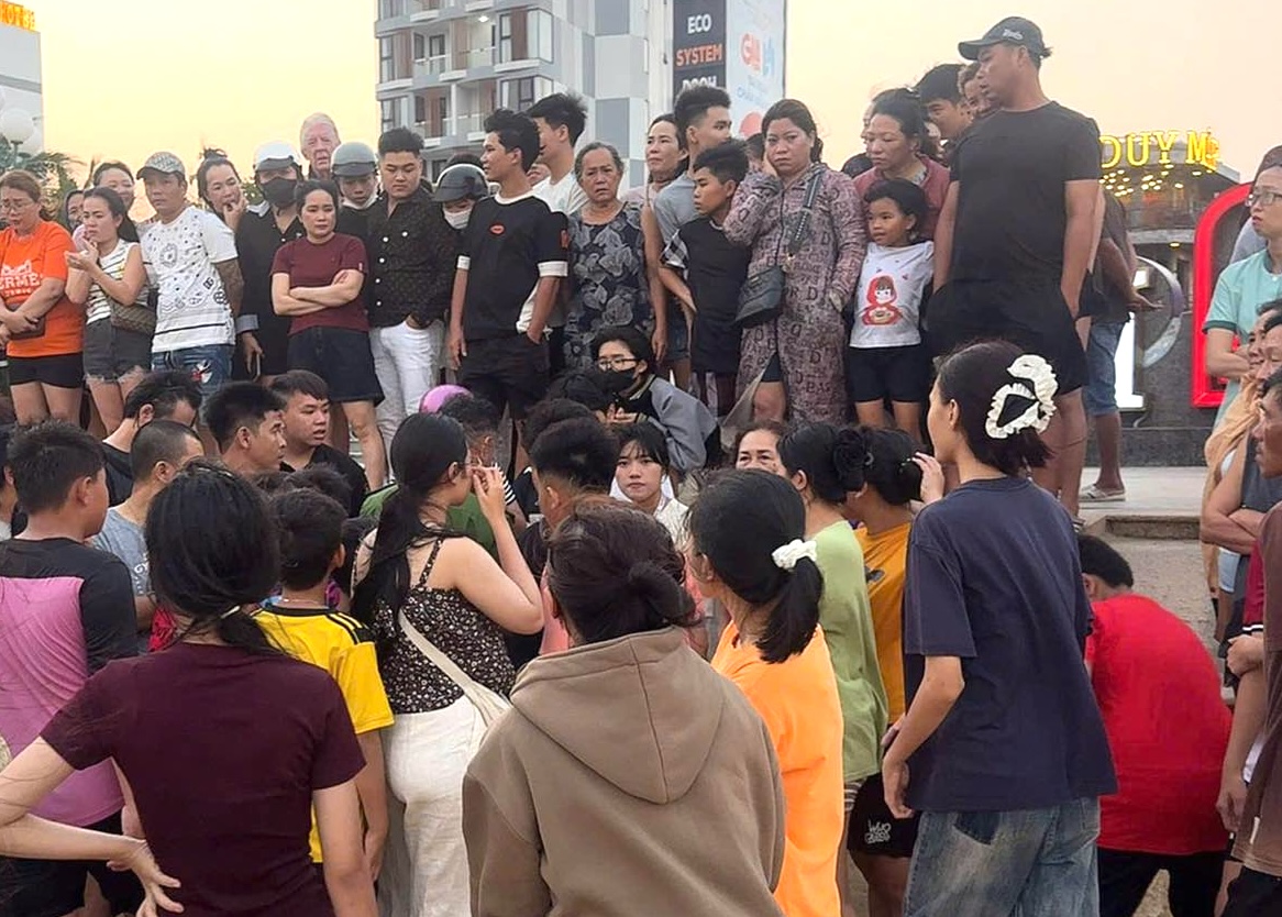 Rủ nhau tắm biển , 2 nam sinh bị nước cuốn , 1 em mất tích tại Quy Nhơn - Ảnh 1.