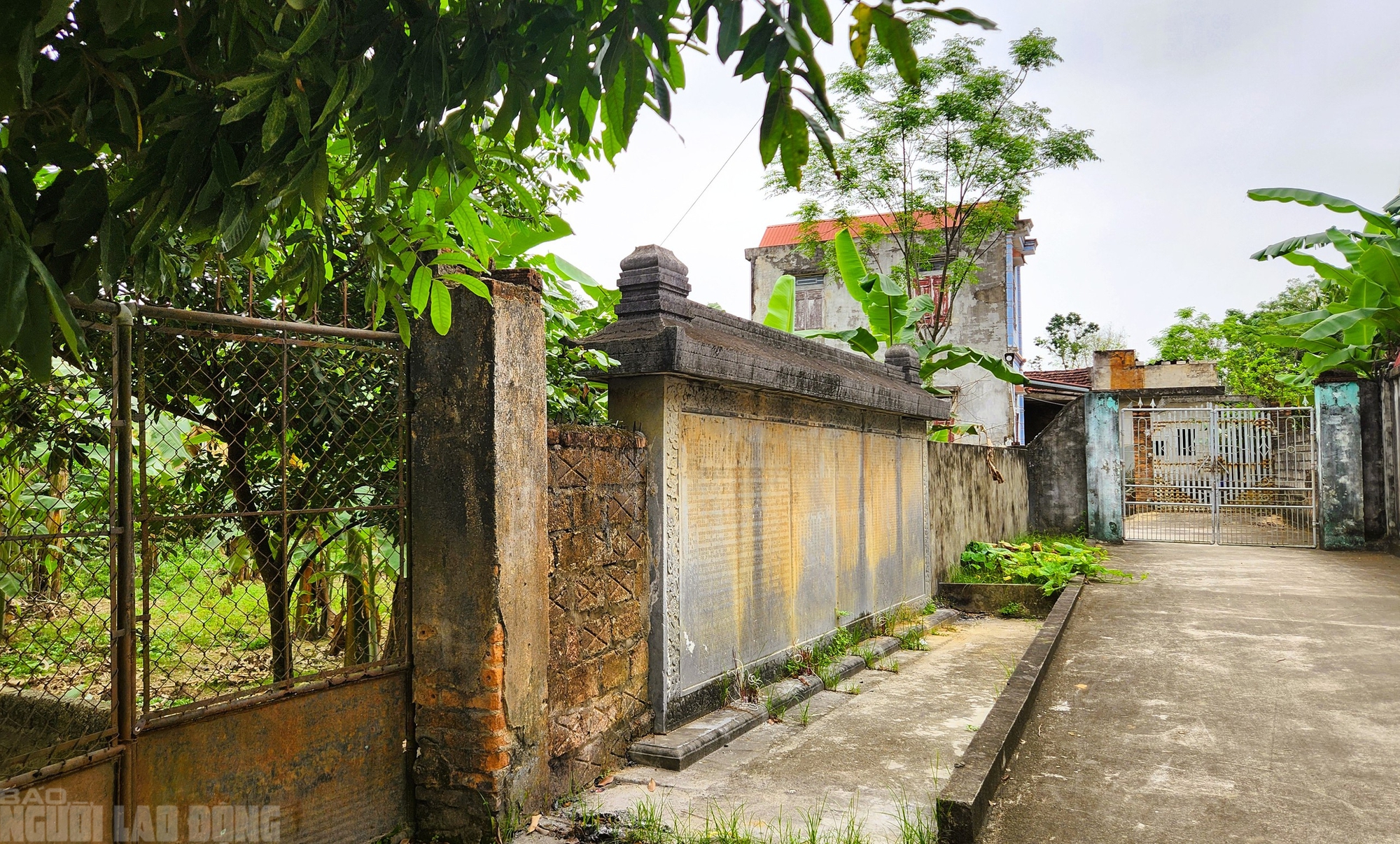 Bia cổ hơn 300 năm ở Thanh Hóa thành tường rào nhà dân - Ảnh 1.