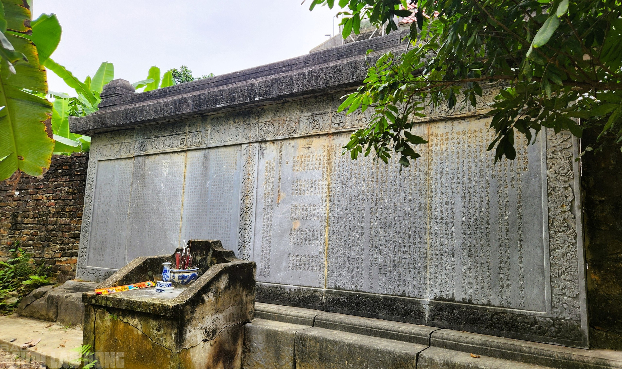 Bia cổ hơn 300 năm ở Thanh Hóa thành tường rào nhà dân - Ảnh 5.