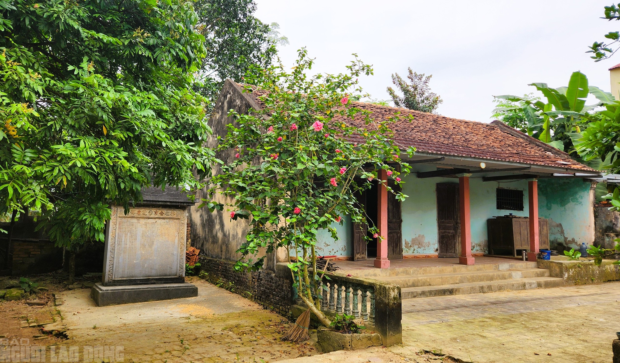 Bia cổ hơn 300 năm ở Thanh Hóa thành tường rào nhà dân - Ảnh 7.