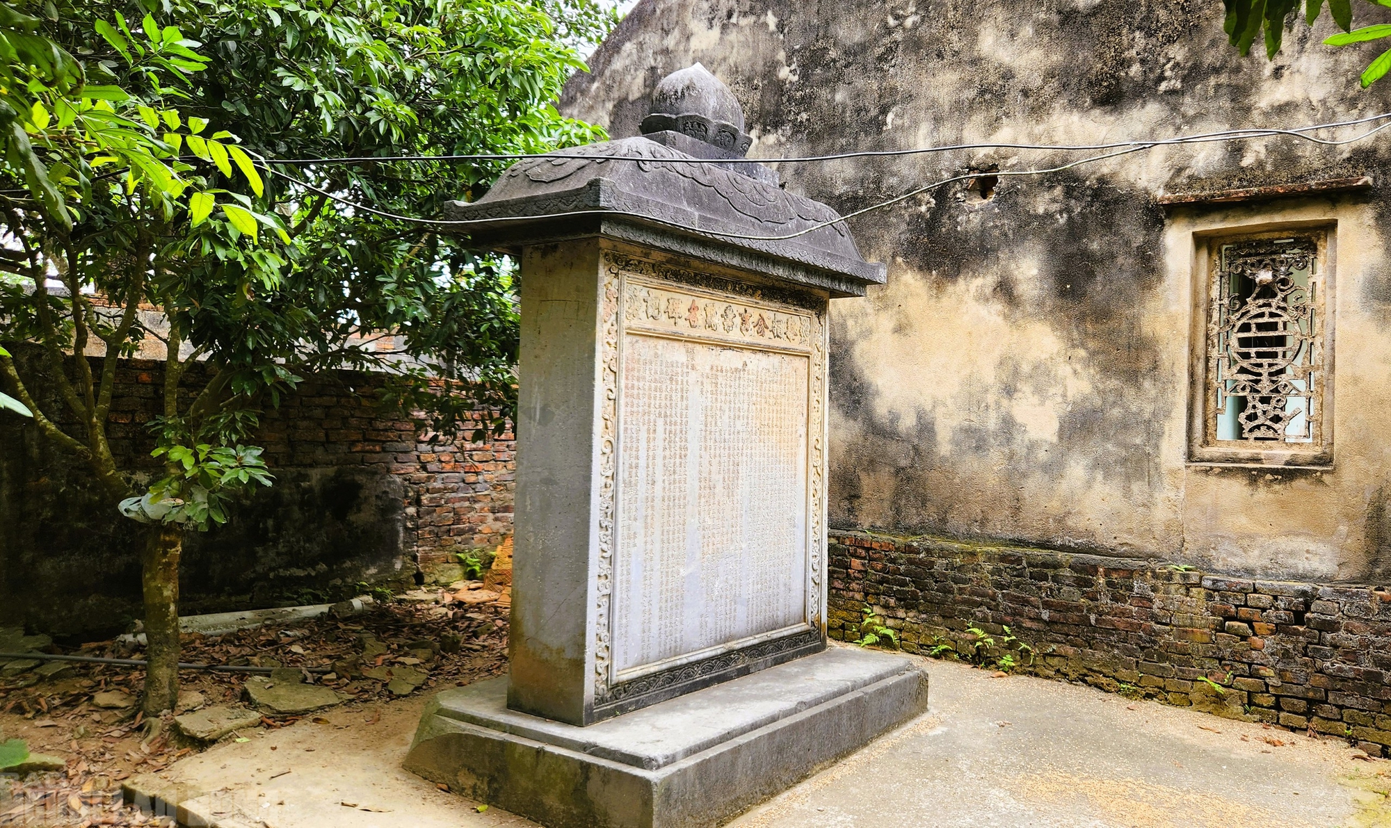 Bia cổ hơn 300 năm ở Thanh Hóa thành tường rào nhà dân - Ảnh 8.