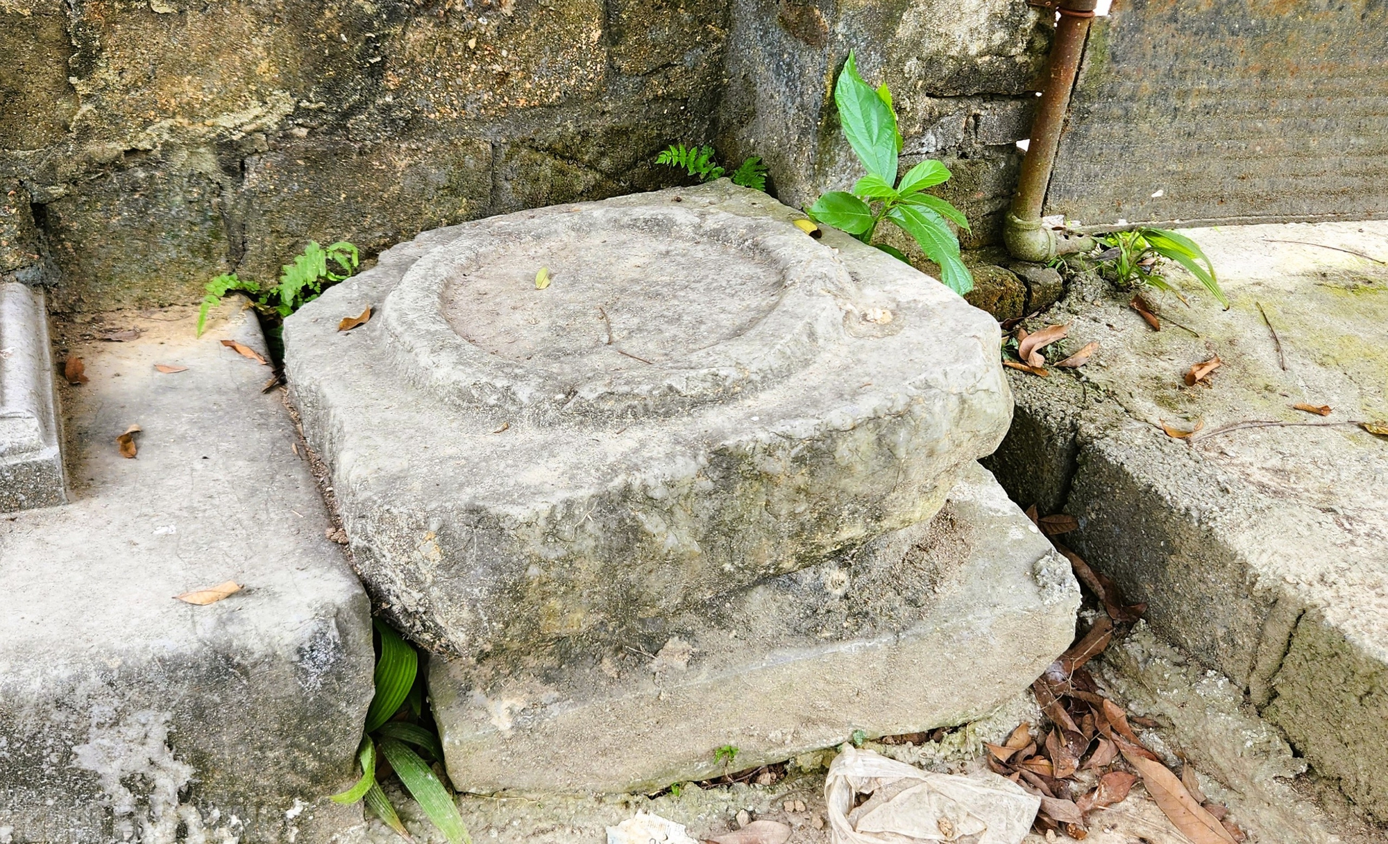 Bia cổ hơn 300 năm ở Thanh Hóa thành tường rào nhà dân - Ảnh 11.