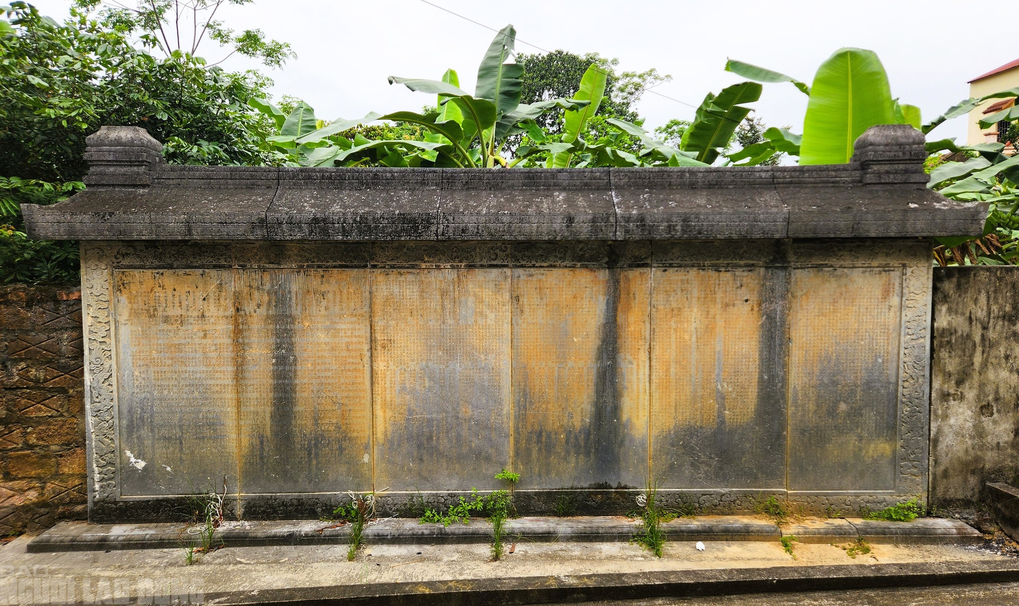 Bia cổ hơn 300 năm ở Thanh Hóa thành tường rào nhà dân - Ảnh 3.