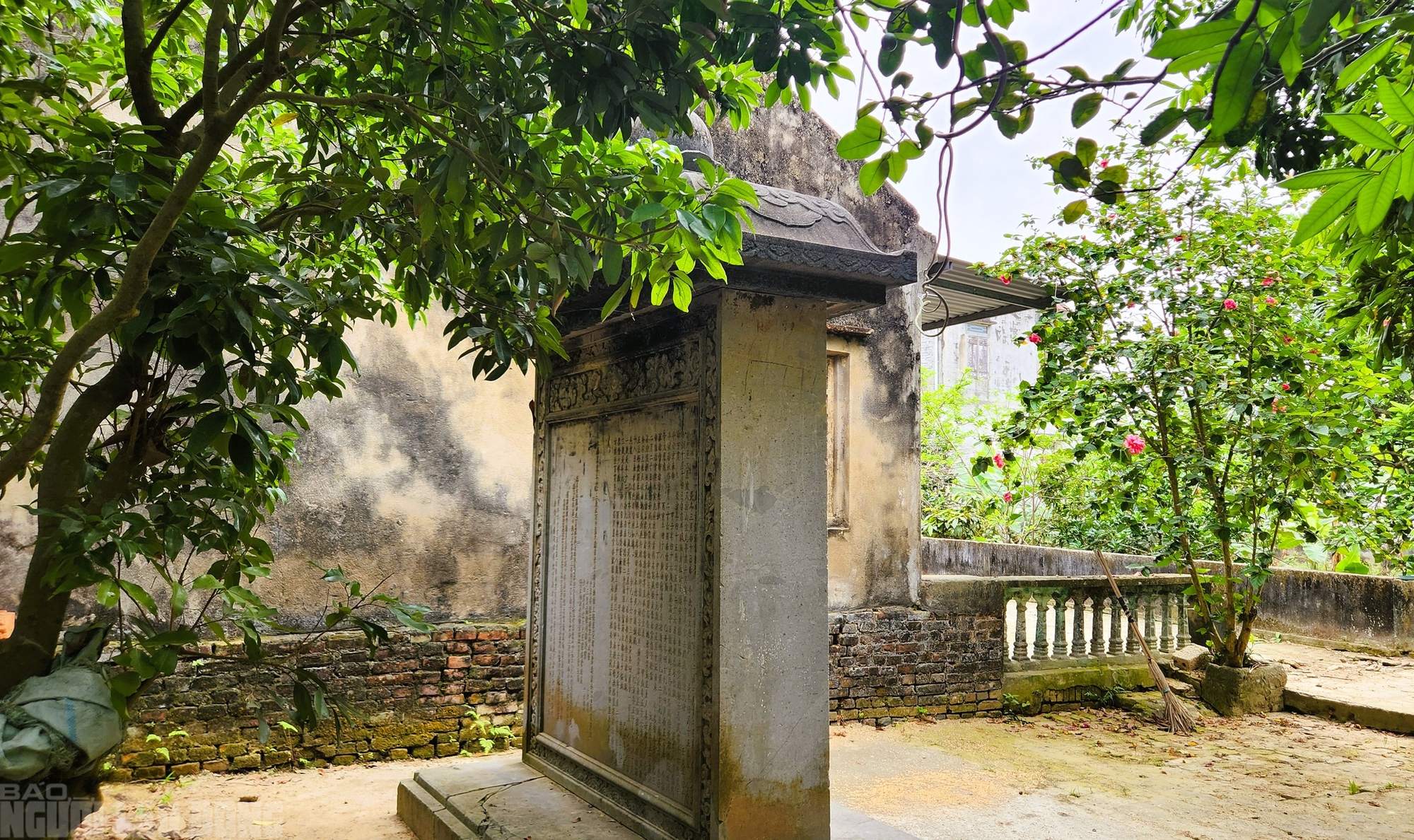 Bia cổ hơn 300 năm ở Thanh Hóa thành tường rào nhà dân - Ảnh 9.