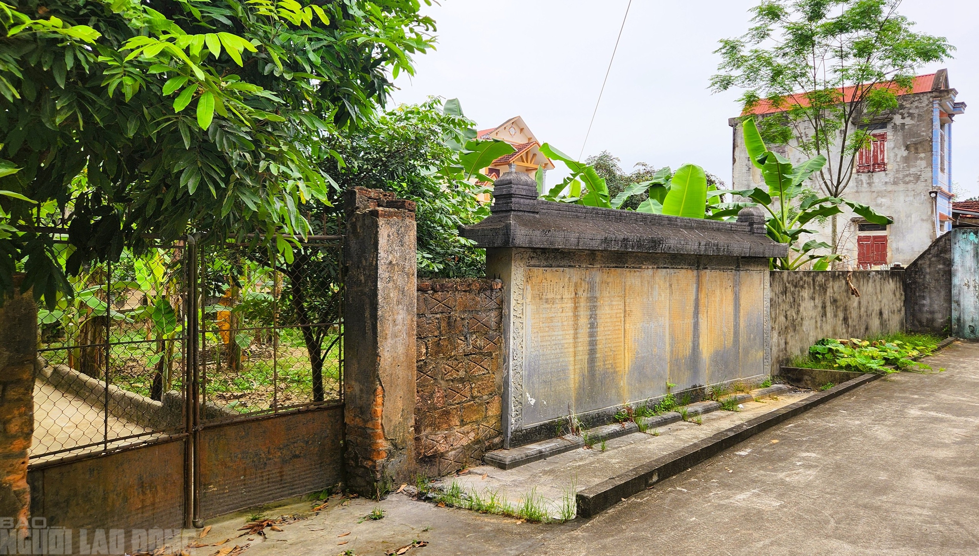 Bia cổ hơn 300 năm ở Thanh Hóa thành tường rào nhà dân - Ảnh 12.